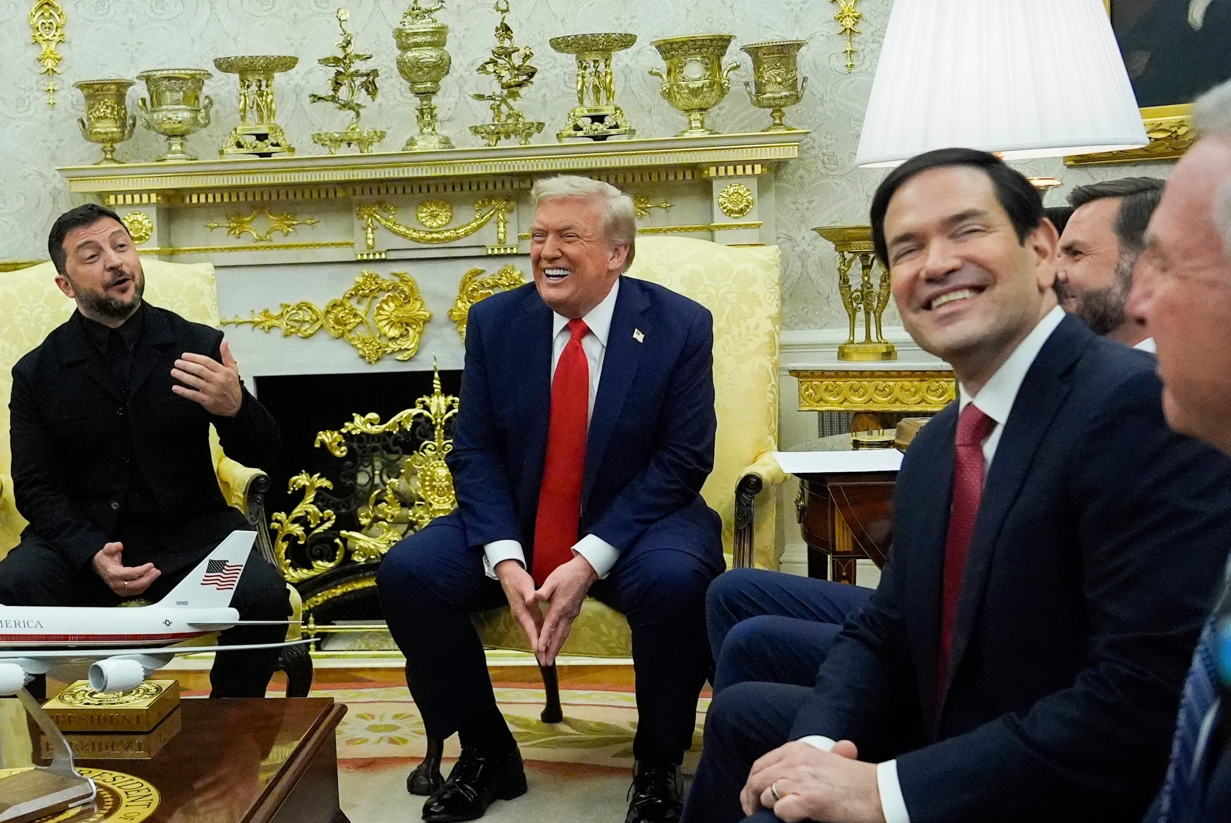 2025年8月18日、米国大統領トランプがホワイトハウスでウクライナ大統領ゼレンスキーと会見。（美聯社）