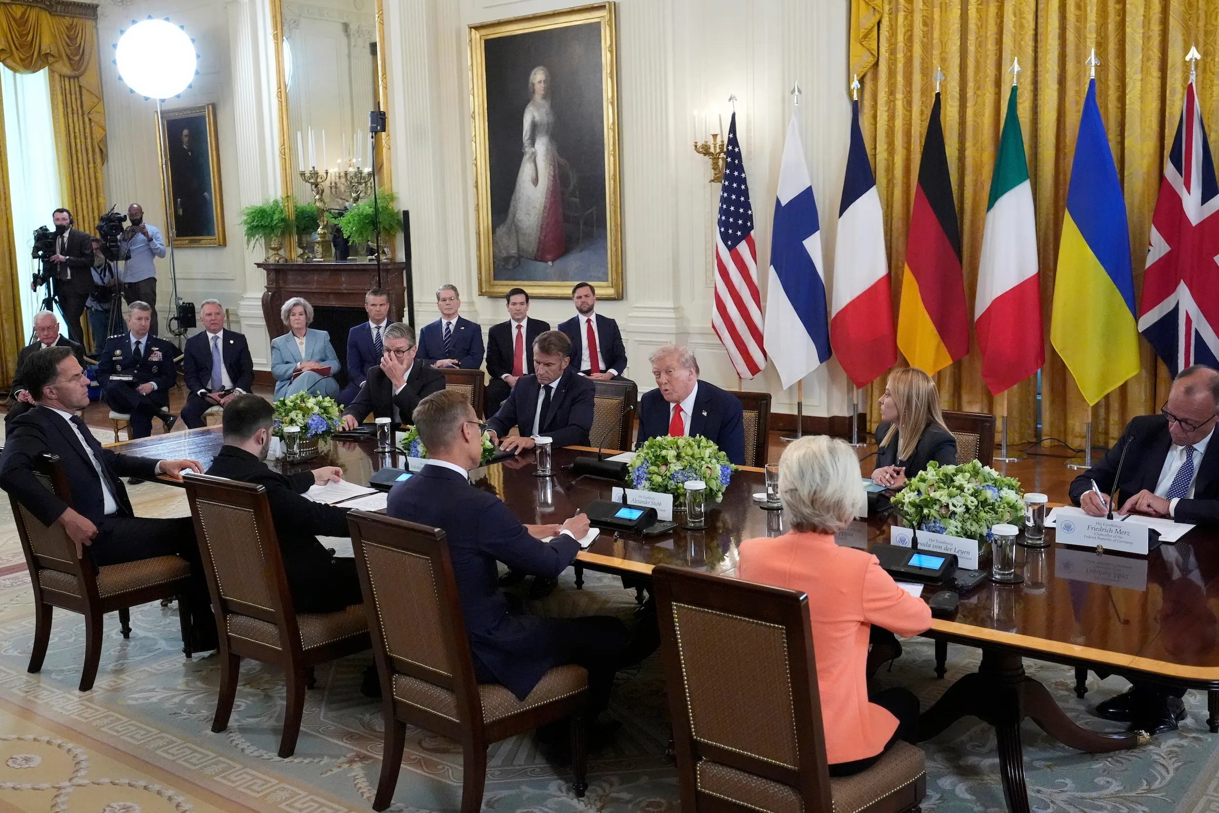 2025年8月18日、米国大統領トランプとウクライナ大統領ゼレンスキー、そして複数の欧州指導者がホワイトハウスでロシア・ウクライナ和平交渉について話し合った。（AP通信）