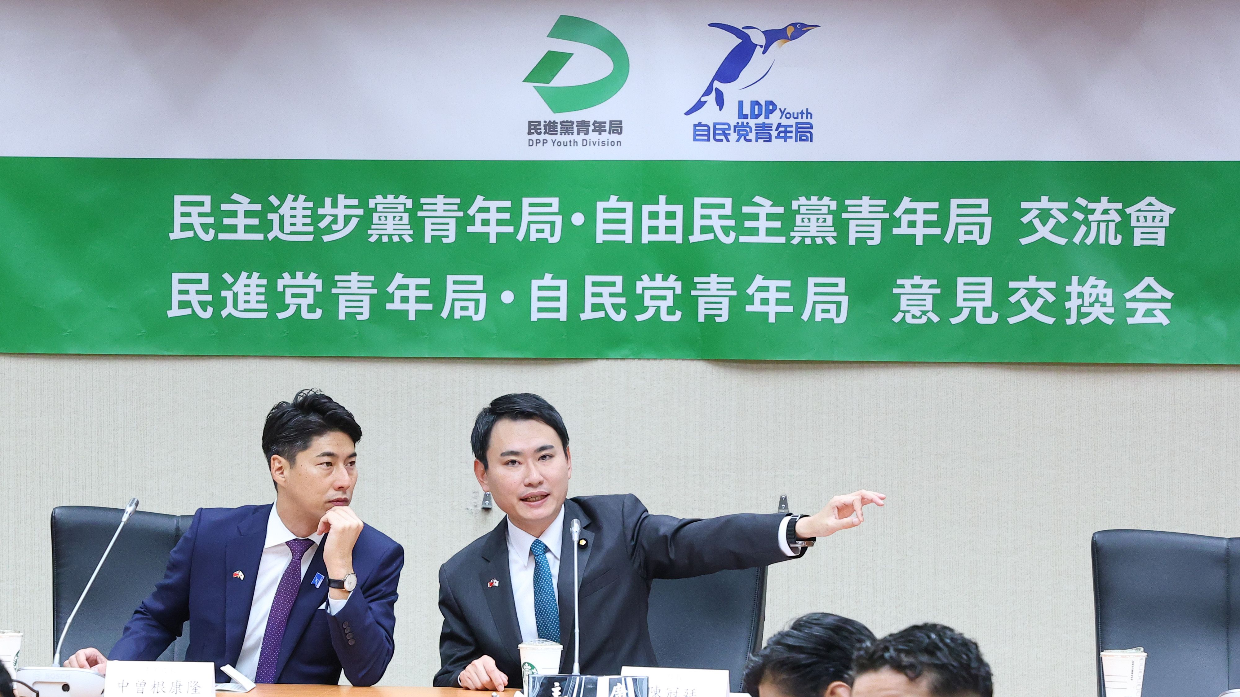 20250819-日本自民黨青年局長中曾根康隆（左）19日拜會民進黨青年局長陳冠廷。（顏麟宇攝）