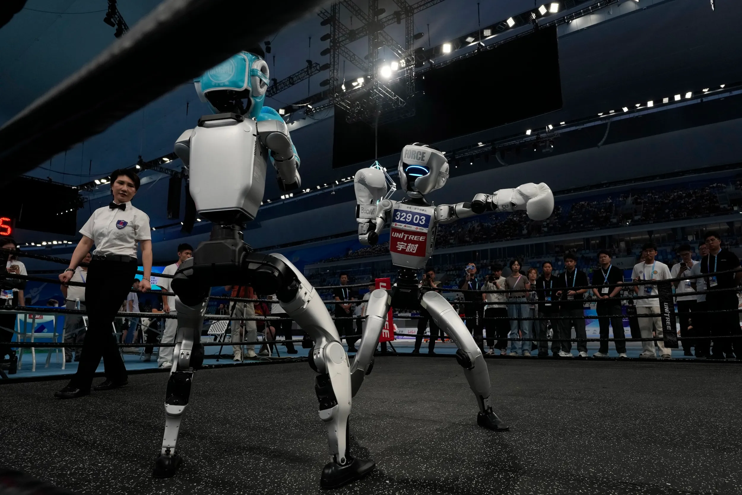 2025年8月15日，中國北京舉行的世界人形機器人運動會上，機器人參加自由格鬥項目競賽。（美聯社）