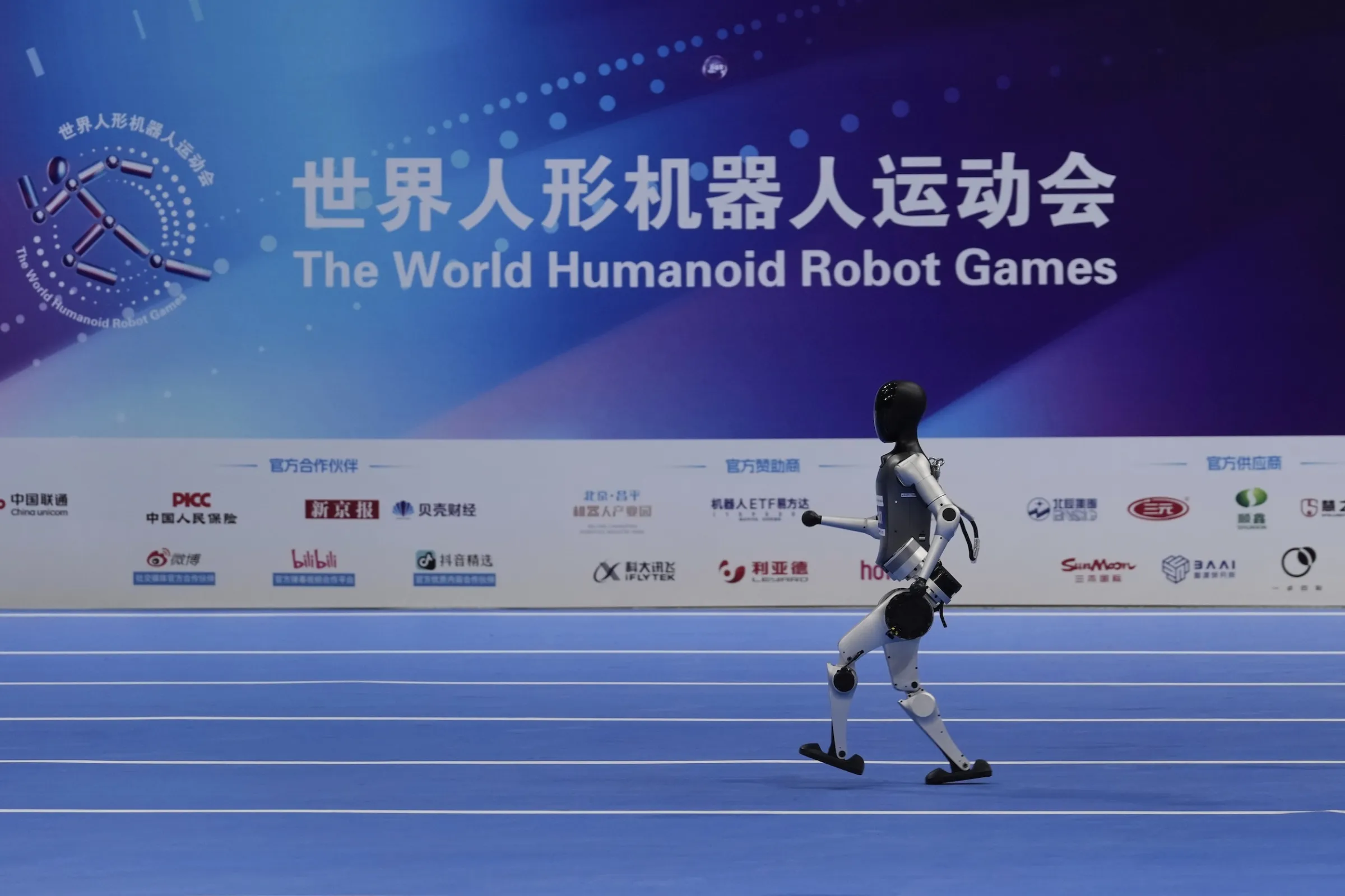 2025年8月15日，中國北京舉行的世界人形機器人運動會上，一台機器人參加賽跑比賽。（美聯社）