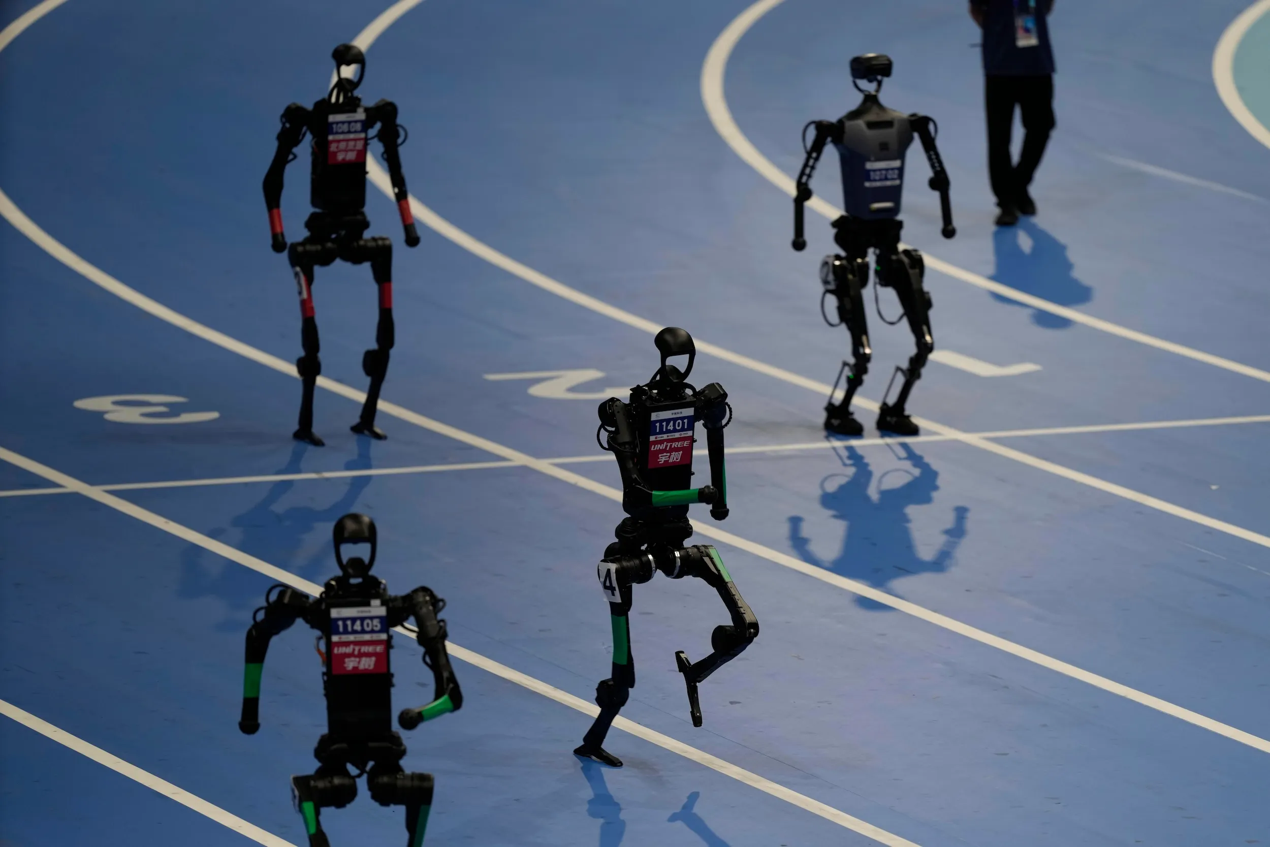 2025年8月17日，中國北京舉行的世界人形機器人運動會上，機器人參加4x100公尺接力決賽。（美聯社）