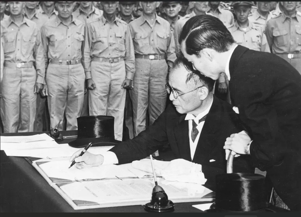 代表日本在密蘇里號戰艦上簽降書的重光葵，他堅決反對「繆斌工作」，背後其實有無法明說的戰略佈局。（美國國家檔案館）