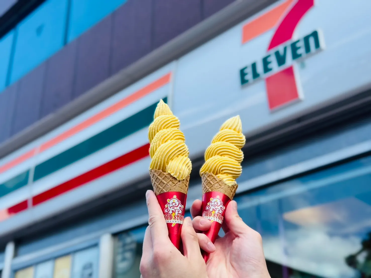 酷聖霜霜淇淋全新口味「芒果慕斯」，選用時令愛文芒果搭配獨特奶香基底，完美融合果香與奶韻，8月20日起至9月16日每周五六日憑icash2.0、icash Pay支付享第二件半價優惠。（圖／統一集團提供）