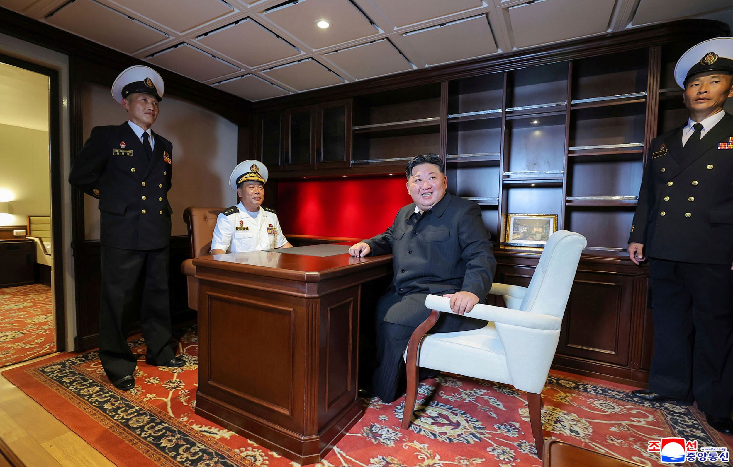 北韓最高領導人金正恩（中）前往南浦檢閱最新驅逐艦崔賢號。（美聯社）