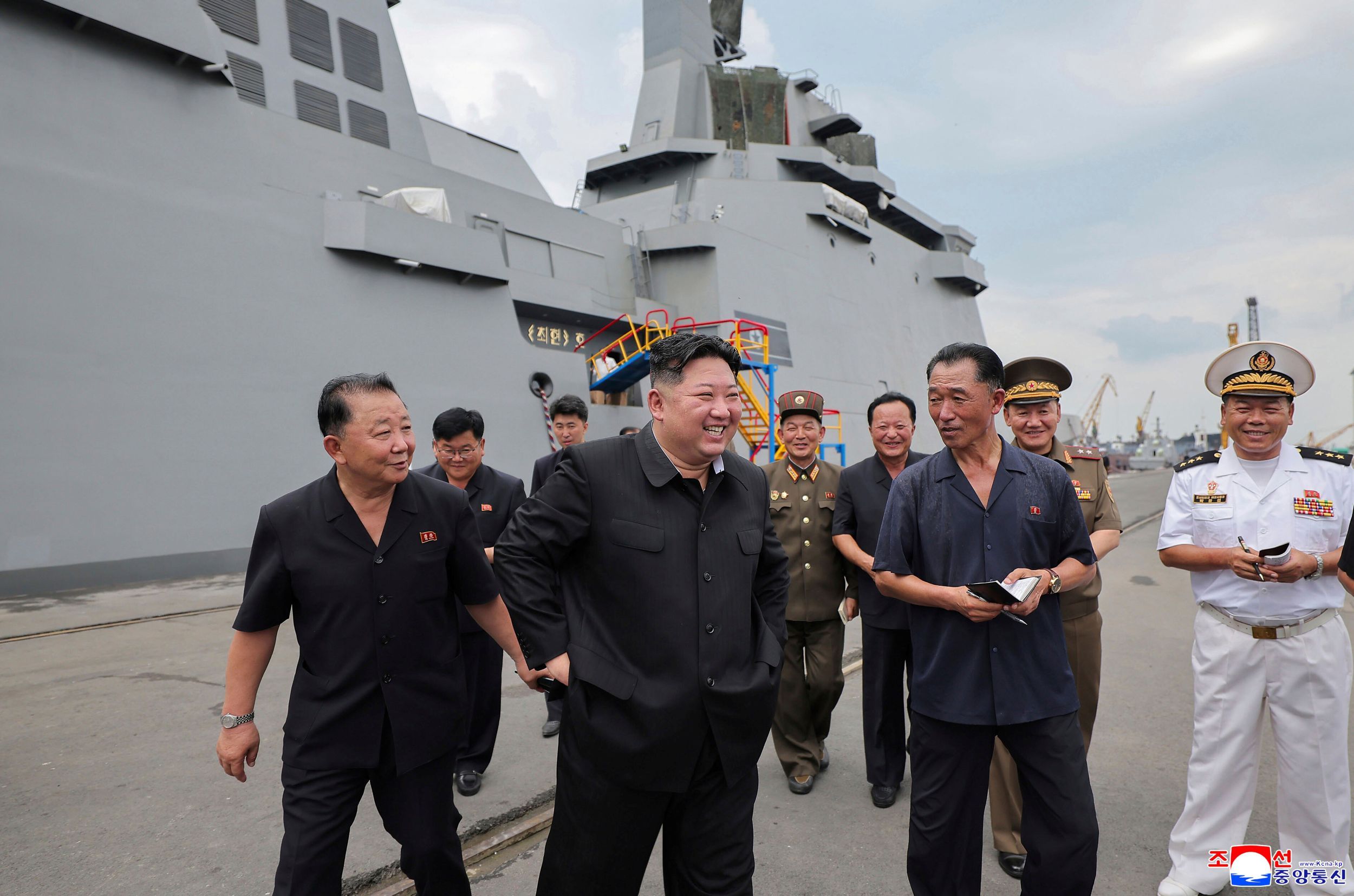 北韓最高領導人金正恩（中）前往南浦檢閱最新驅逐艦崔賢號。（美聯社）