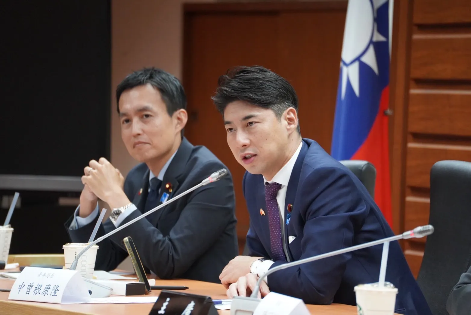 20250819-民進黨立法委員陳冠廷今（19）日以民進黨青年局長身分，率領黨內青年局幹部及30餘名成員，與日本自民黨青年局海外研修團進行歷史性的大規模交流會議。（陳冠廷辦公室提供））