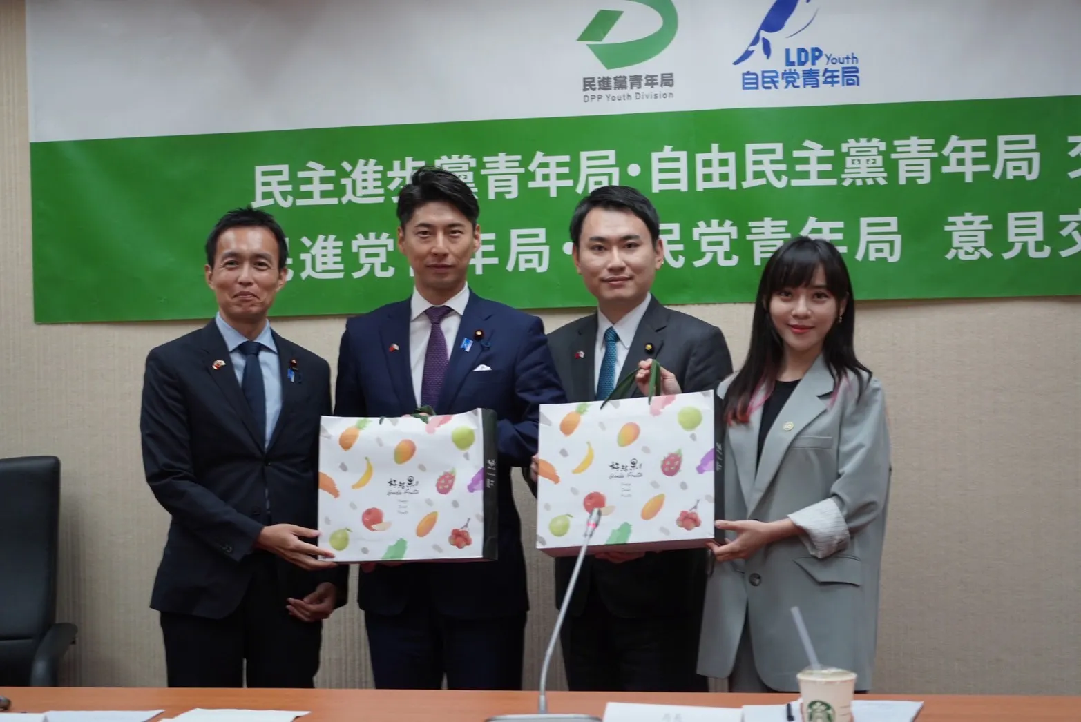 20250819-民進黨立法委員陳冠廷今（19）日以民進黨青年局長身分，率領黨內青年局幹部及30餘名成員，與日本自民黨青年局海外研修團進行歷史性的大規模交流會議。（陳冠廷辦公室提供））