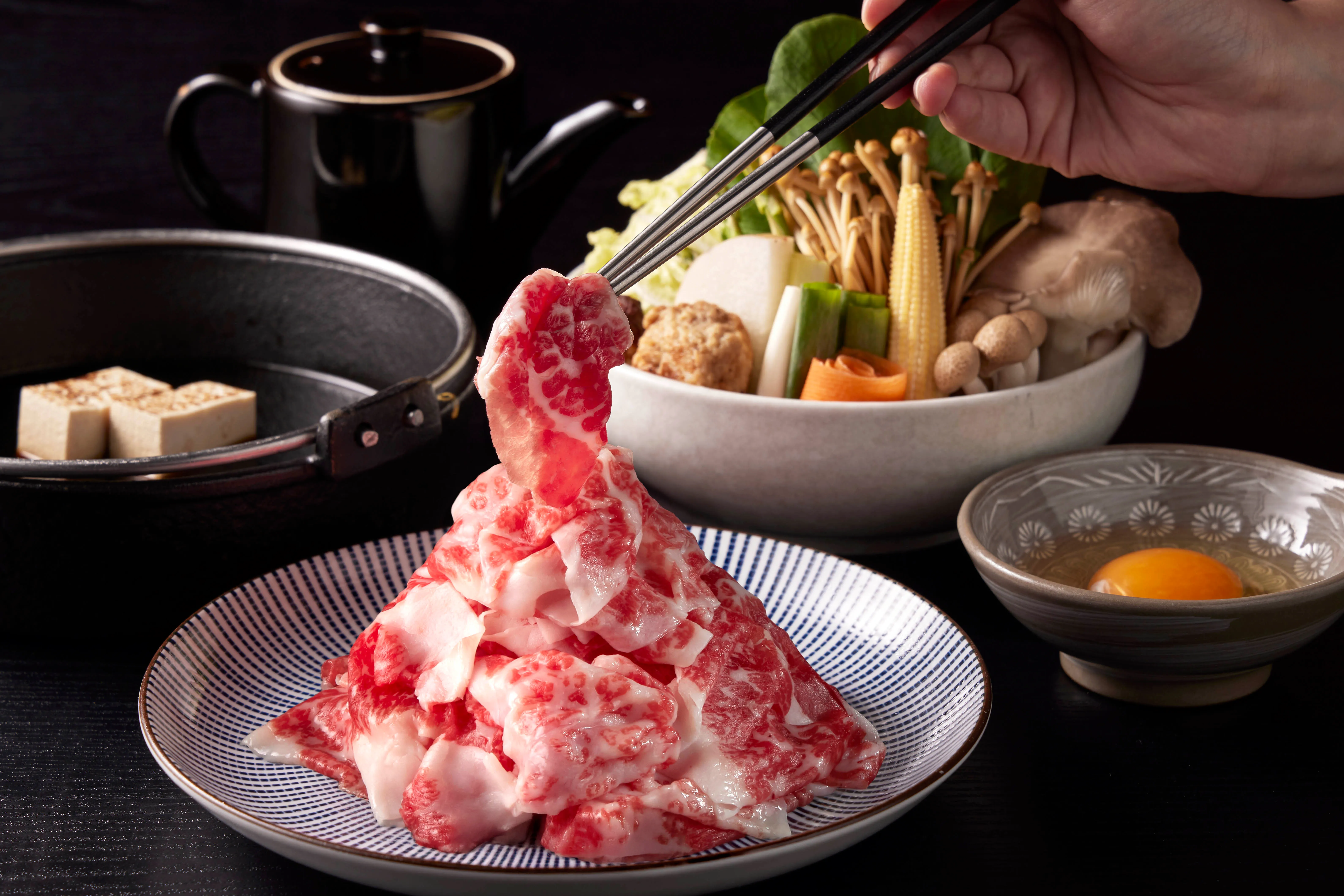 菜單設計兼顧價格帶與高端食材，不到500元即可品嘗日本A5和牛壽喜燒套餐。（乾杯集團提供）