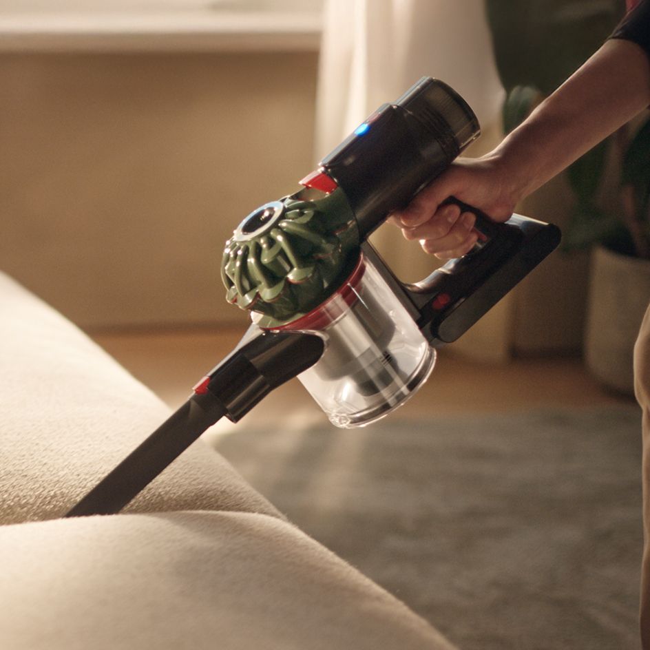 Dyson V8 Cyclone無線吸塵器內附三款精選吸頭，靈活應對多種清潔情境，從硬質地面到家具細節皆能輕鬆完成。