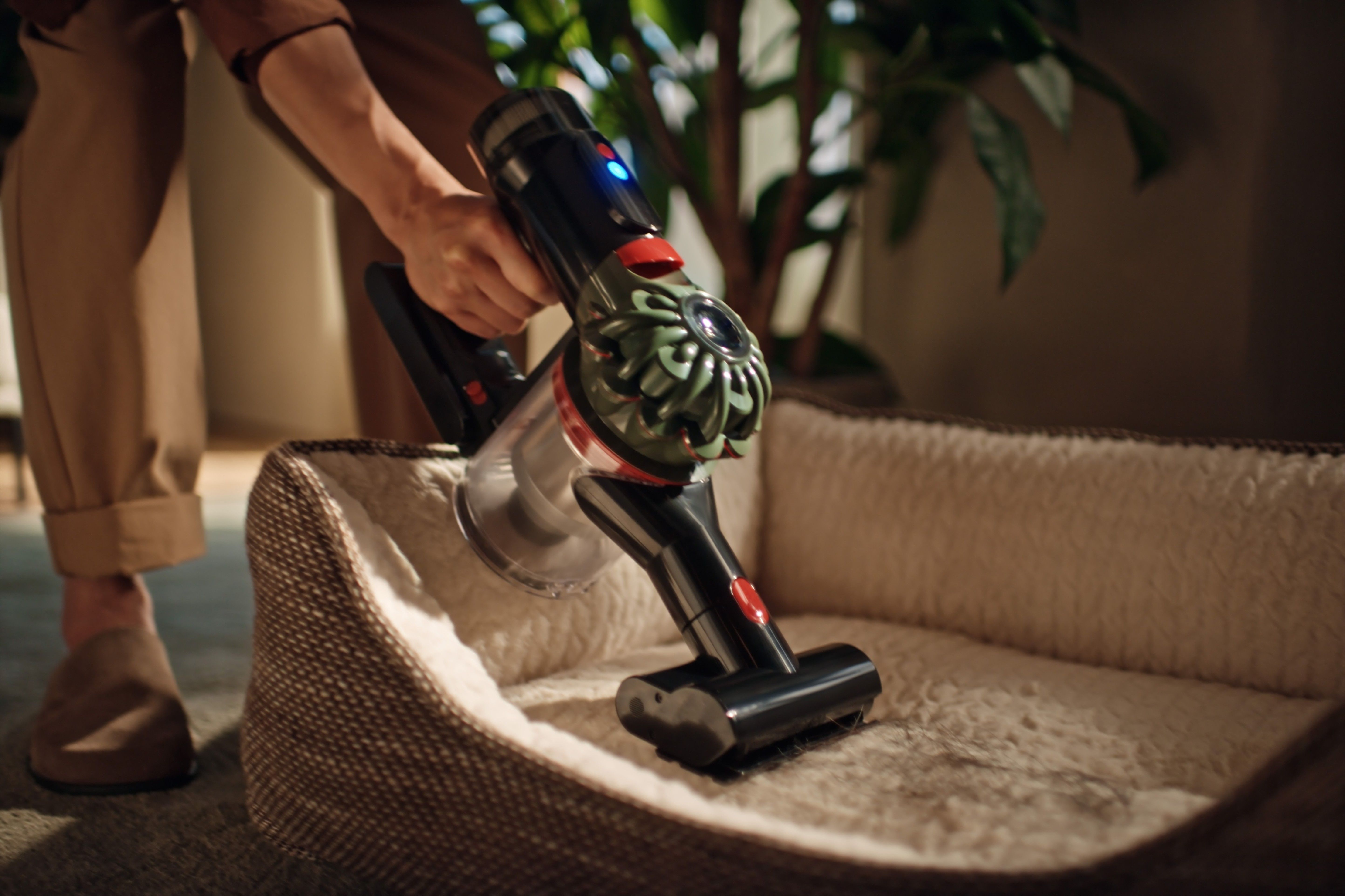 Dyson V8 Cyclone無線吸塵器內附三款精選吸頭，靈活應對多種清潔情境，從硬質地面到家具細節皆能輕鬆完成。