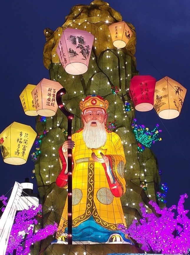 林健兒藝師於2020新北燈會展出的作品《新北十景》採360度全視角設計，融入烘爐地土地公、平溪天燈、淡水漁人碼頭情人橋等十大新北特色景點及意象。(圖/新北市政府文化局)