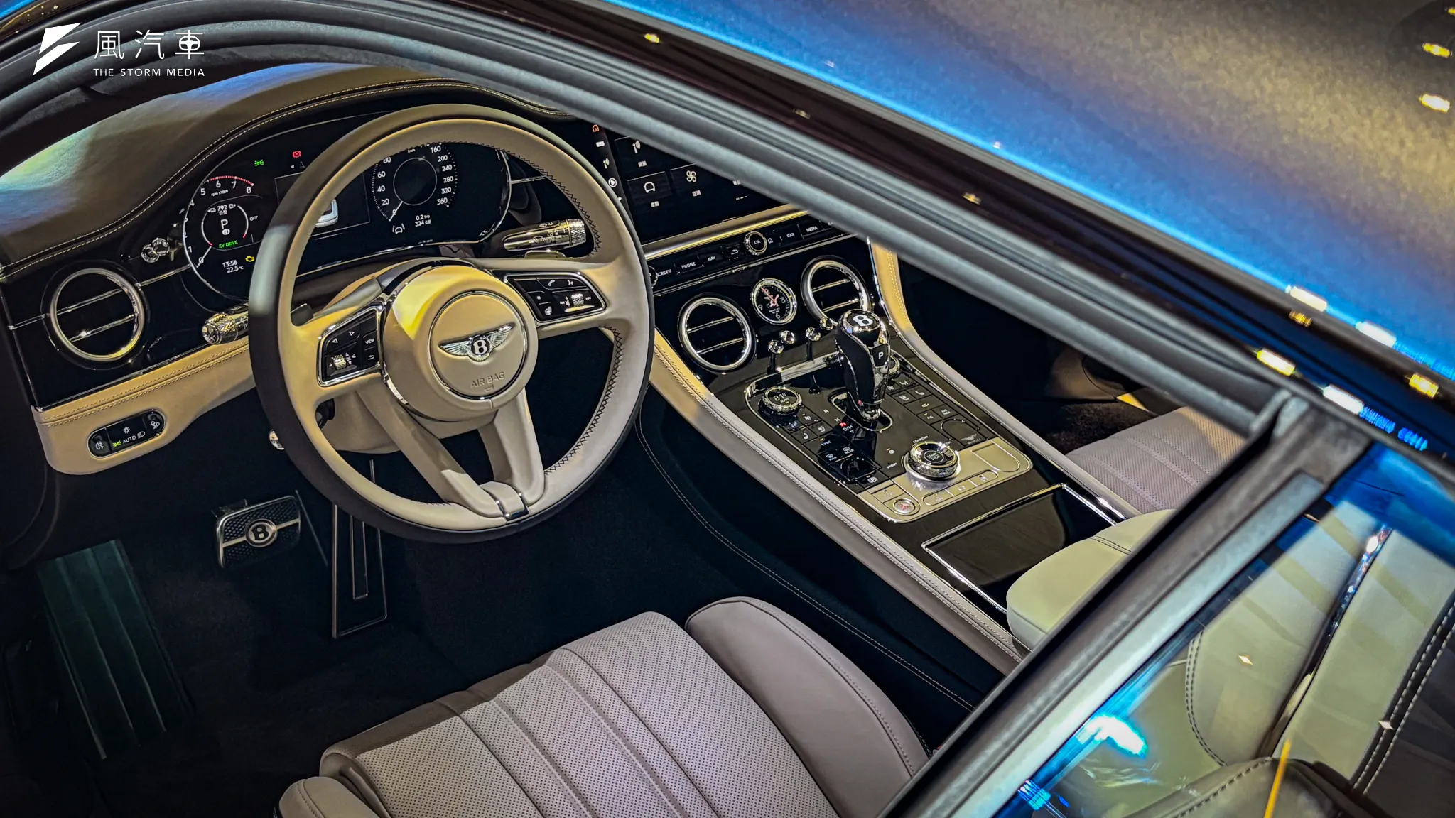 Bentely Continental GT 內裝同樣擁有品牌豪奢理念，更可選配深色套件打造運動化座艙。