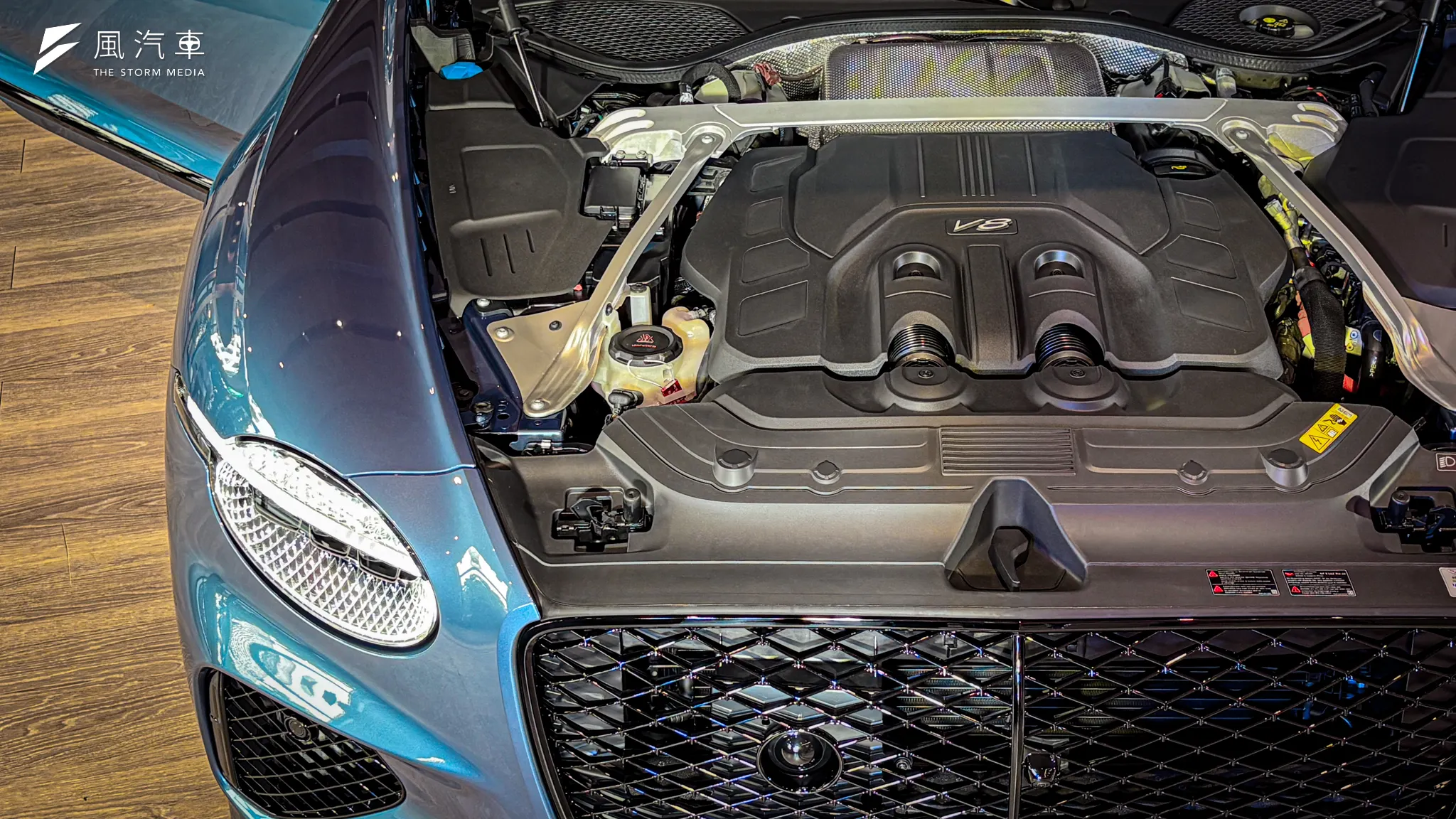 採用全新的V8 HYBRID渦輪引擎，能夠發揮最高680ps的馬力輸出。