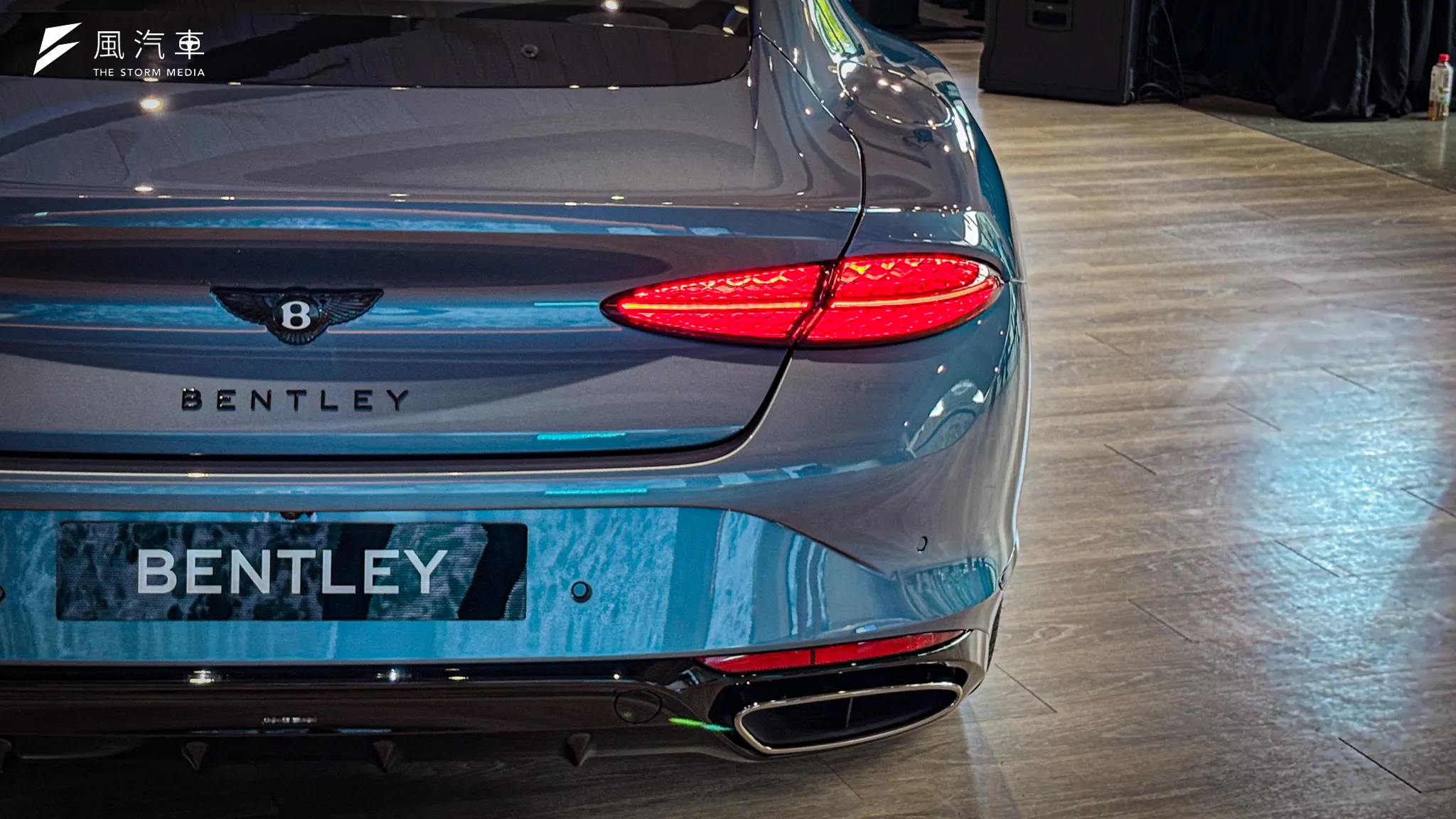 Continental GT尾燈設計採用與頭燈相仿的設計語彙，造型上恰好與橢圓形排氣管契合。