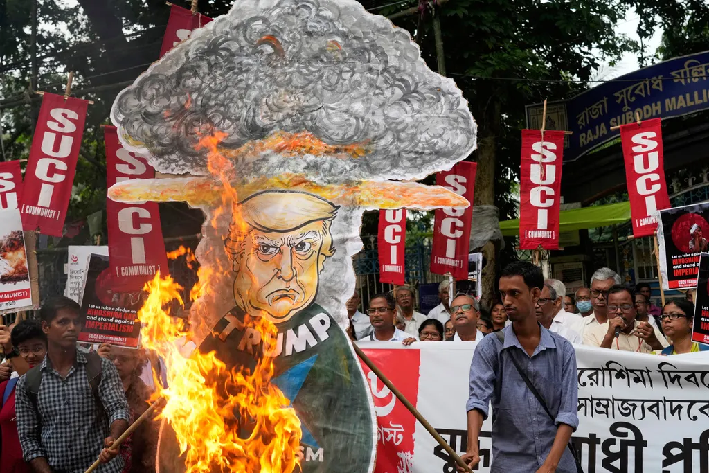 2025年8月6日。インド社会主義連帯センター（共産党員）（Socialist Unity Centre of India-Communist）のデモ参加者がアメリカ大統領トランプ（Donald Trump）の肖像画を焼いている。（AP）