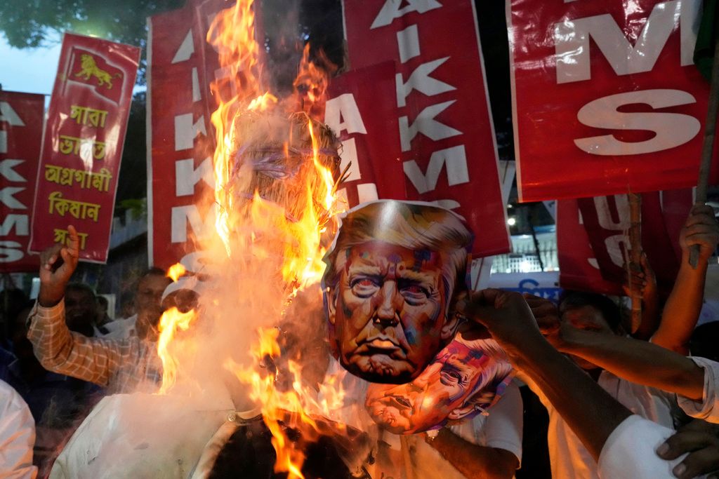  2025年8月13日。不同工會和農民組織的示威者焚燒了美國總統川普（Donald Trump）的畫像。（AP）