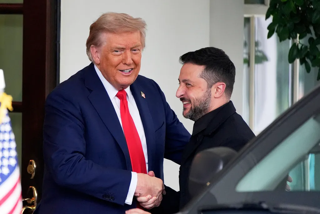 2025年8月18日。アメリカのトランプ大統領（Donald Trump）がワシントンのホワイトハウスでウクライナ大統領ゼレンスキー（Volodymyr Zelensky）と握手。（AP）