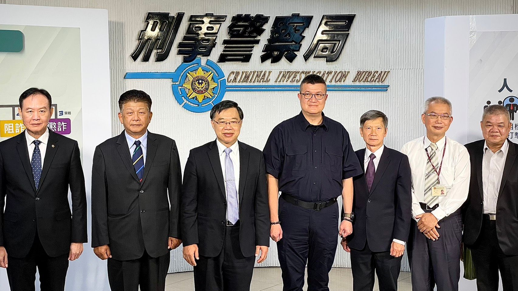 20250820-內政部警政署刑事警察局20日召開「發揮團隊作戰力，政府重拳打詐掃黑」記者會。左起為刑事局長周幼偉、警政署副署長李文章、法務部政務次長徐錫祥、內政部政務次長馬士元、財政部關務署長彭英偉、通傳會處長陳春木、交通部高公局副局長彭煥儒。（鍾秉哲）