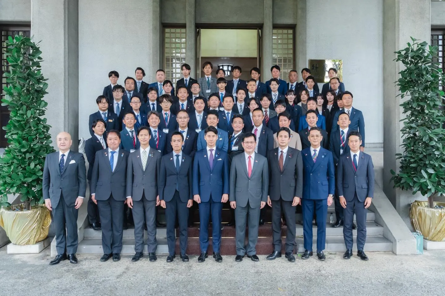 20250820-身兼日本自民黨青年局長的眾議員中曾根康隆20日率團前往外交部，與外交部長林佳龍對談。