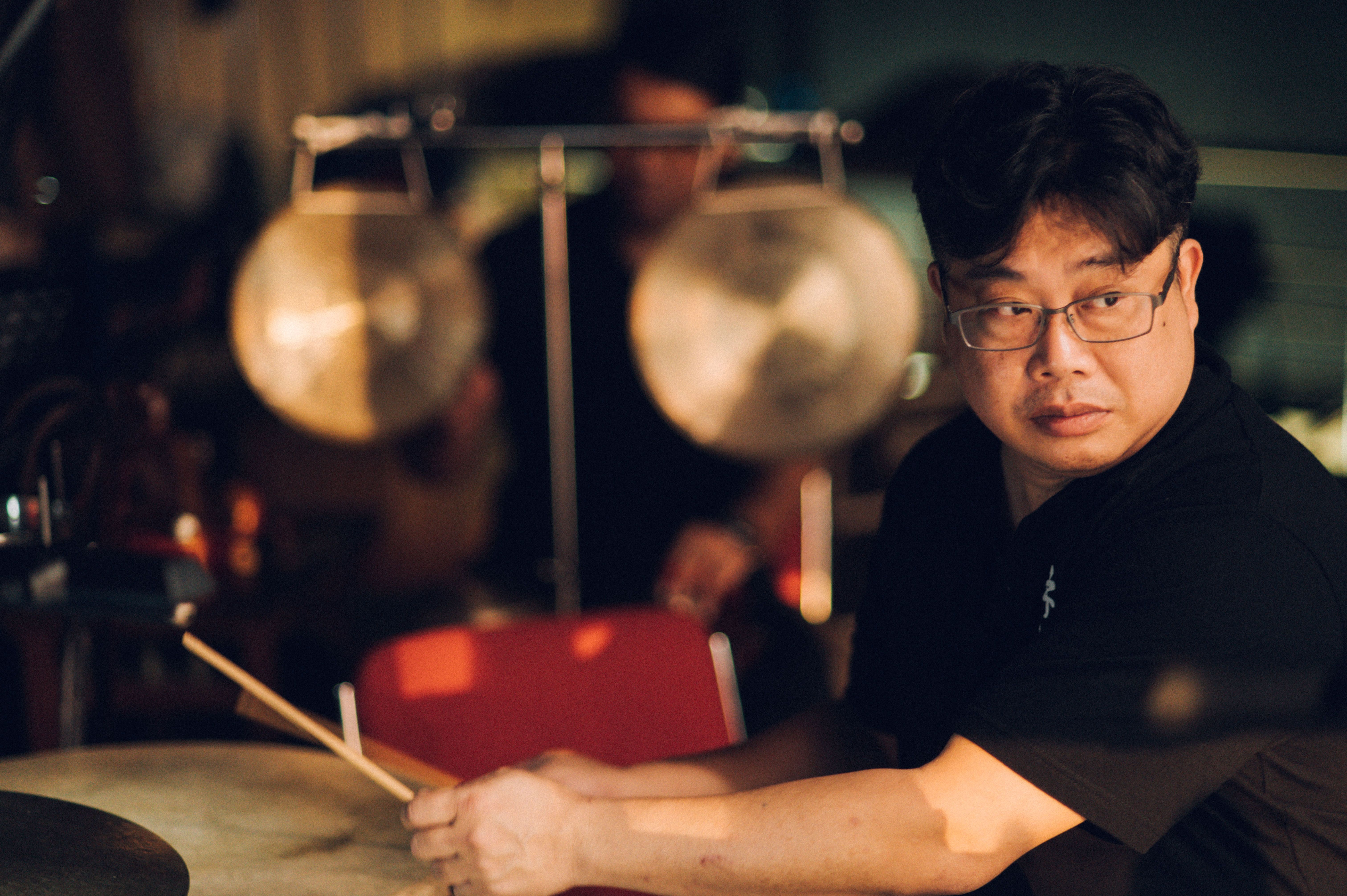 林永志藝師於北管音樂演出中專注敲擊鼓樂，展現武場氣勢。（圖/新北市政府文化局）