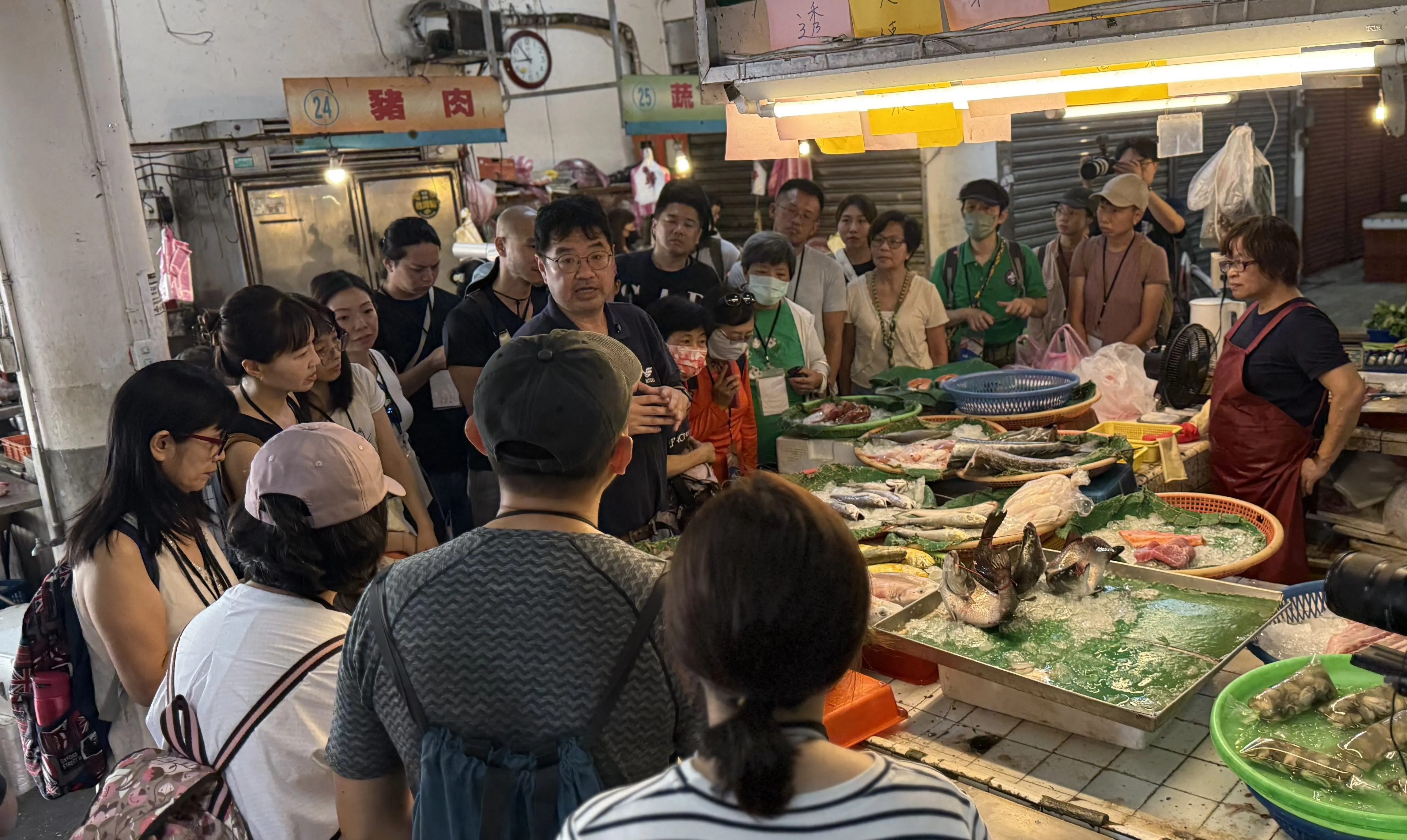 學員走進傳統市場，學習認識魚種與採買料理所需魚貨。(灃食教育基金會提供)
