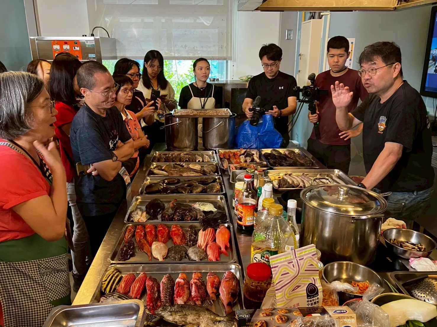 講師黃之暘在「怪奇海產直營店」展示來從大溪漁港選購的少見魚種。(灃食教育基金會提供)