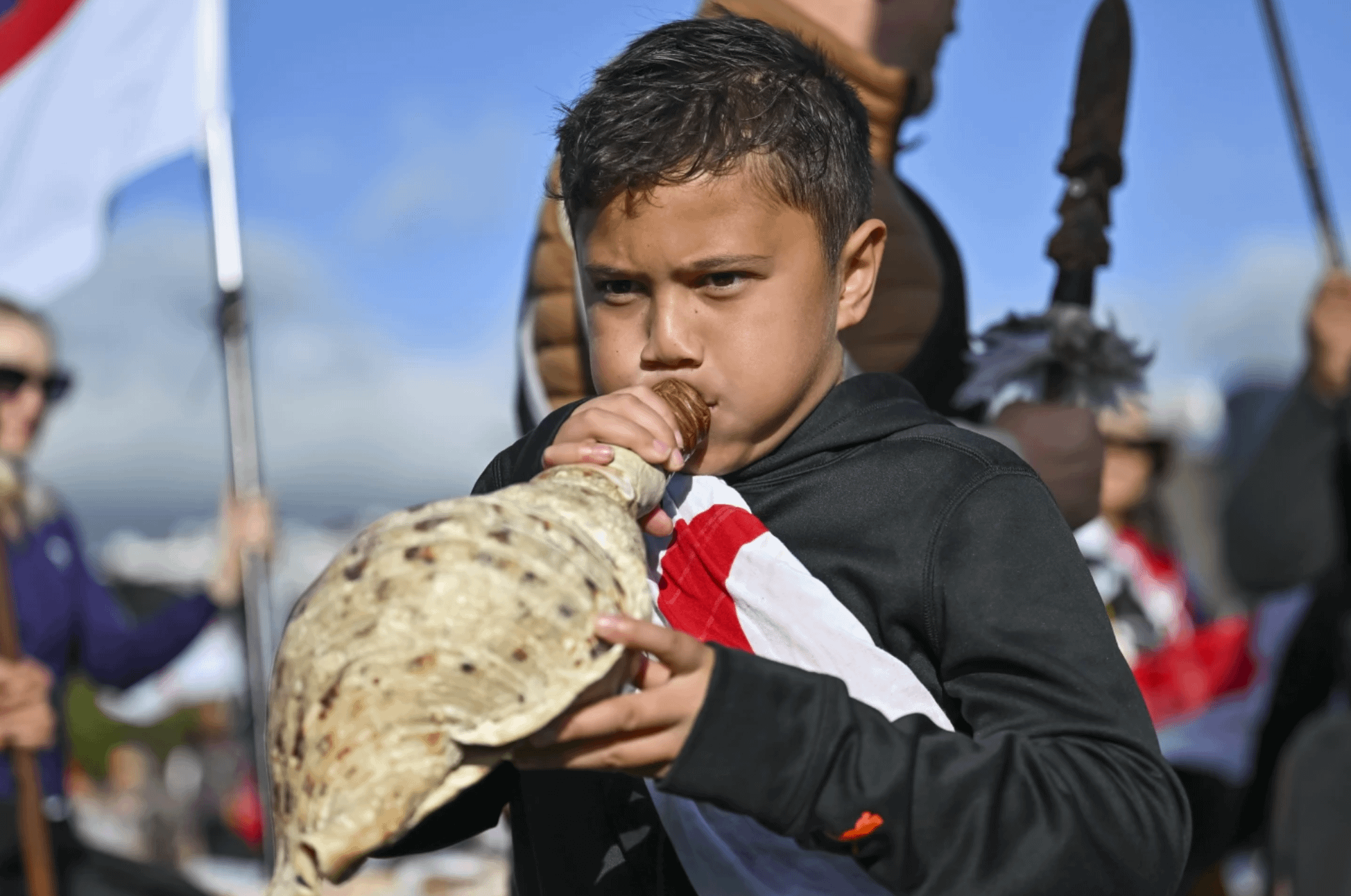 2024年11月19日，超過4萬2千名毛利人與支持者走上紐西蘭惠靈頓街頭。圖為一位毛利族小男孩吹響海螺。（美聯社）
