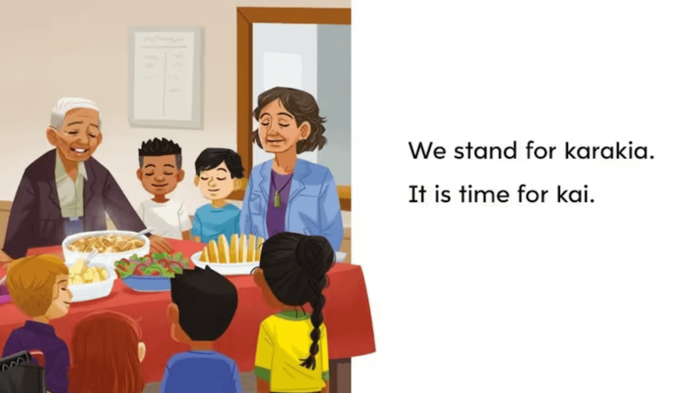 紐西蘭兒童讀物《馬拉埃會堂》（At the Marae）繪本中寫有英語及毛利語詞彙，karakia（祈禱）、kai（食物）。（擷取自紐西蘭教育部教材網站Instructional Series）