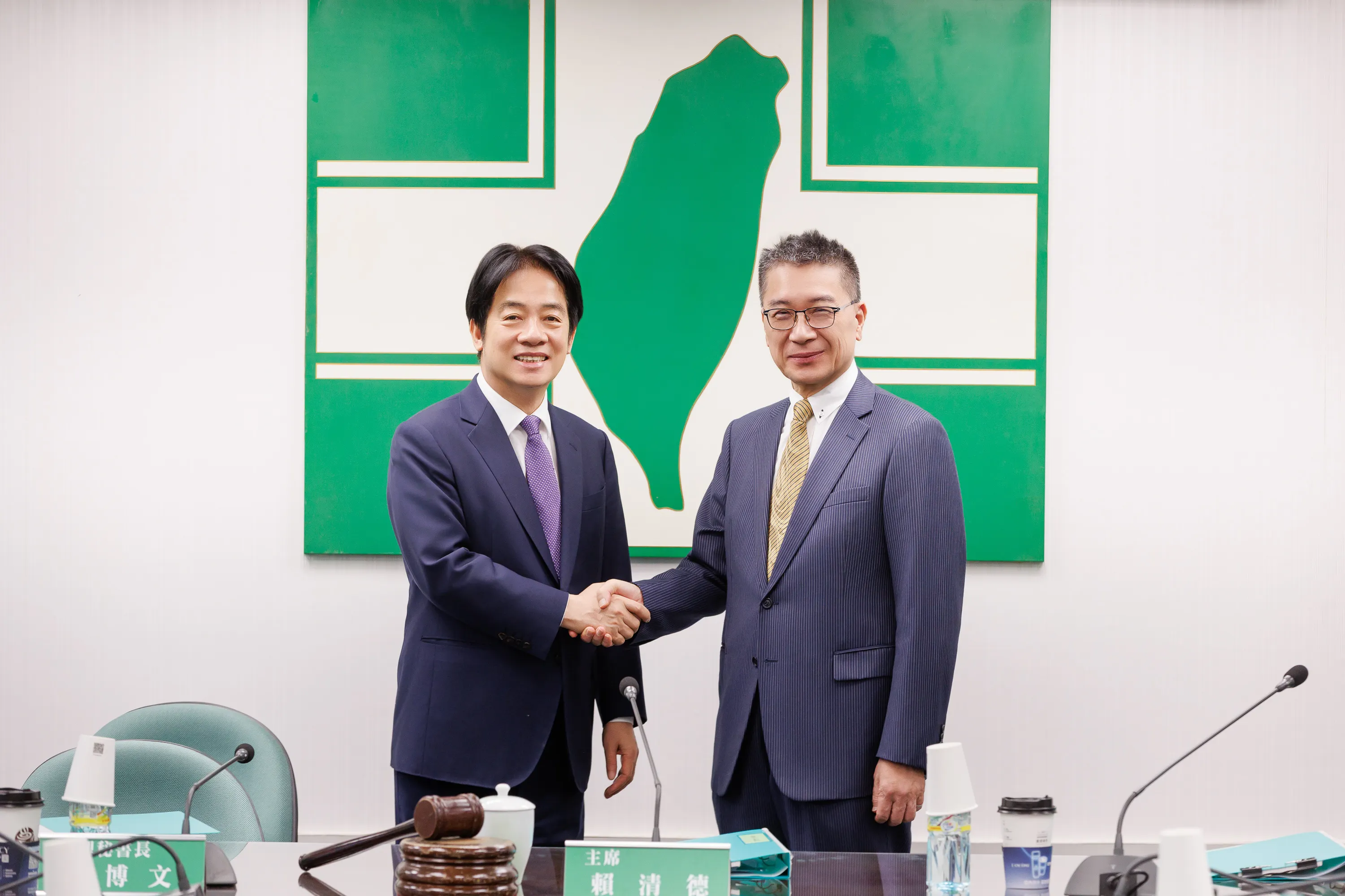 民進黨主席賴清德（左）宣布前內政部長徐國勇（右）接任民進黨秘書長。（民進黨提供）