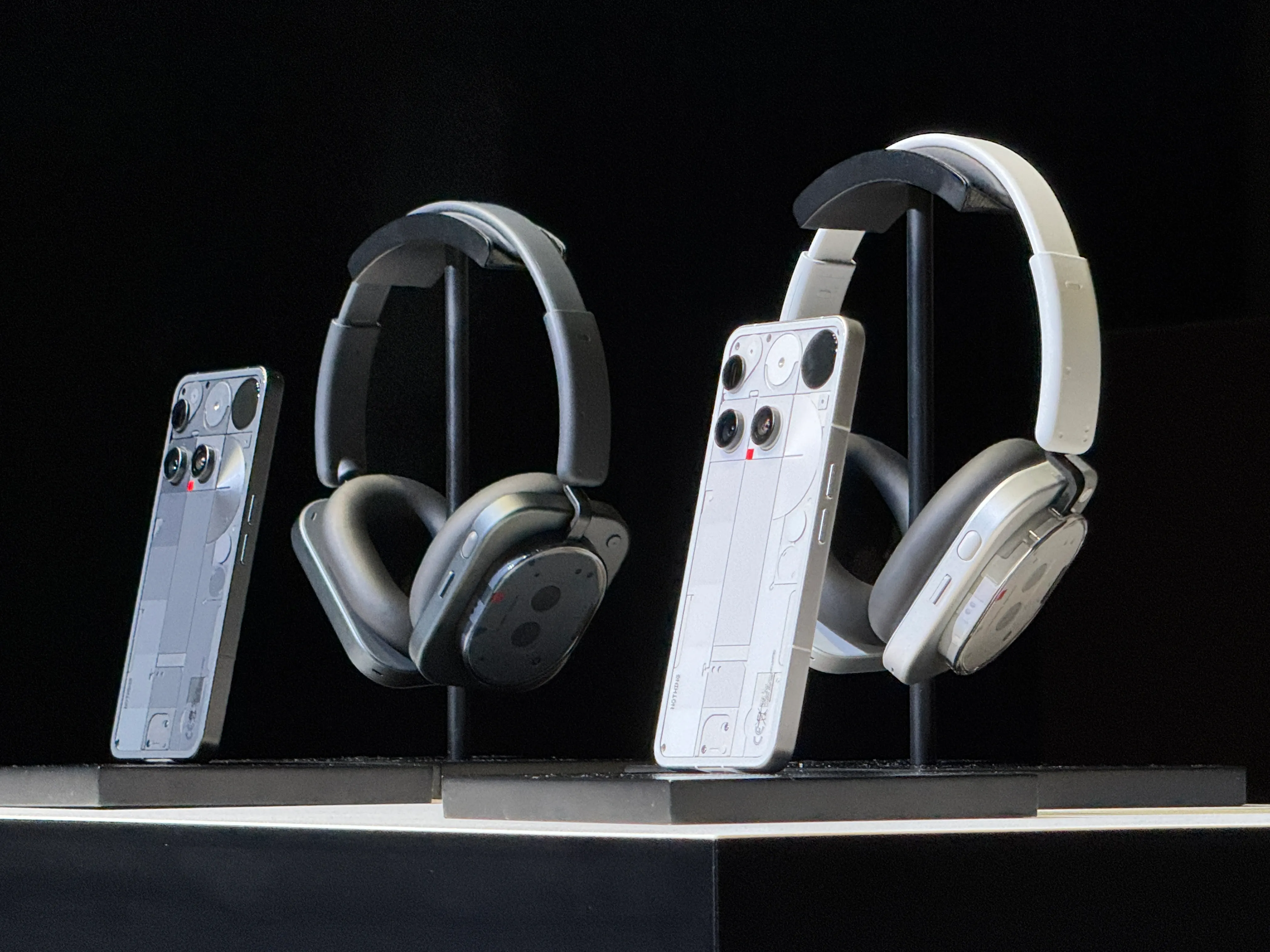 ロンドン拠点のNothingは20日、東京で新製品発表会を開き、Phone (3)とHeadphone (1)を披露し、経営陣と楽天モバイル幹部が日本市場戦略と提携を語った。黃信維