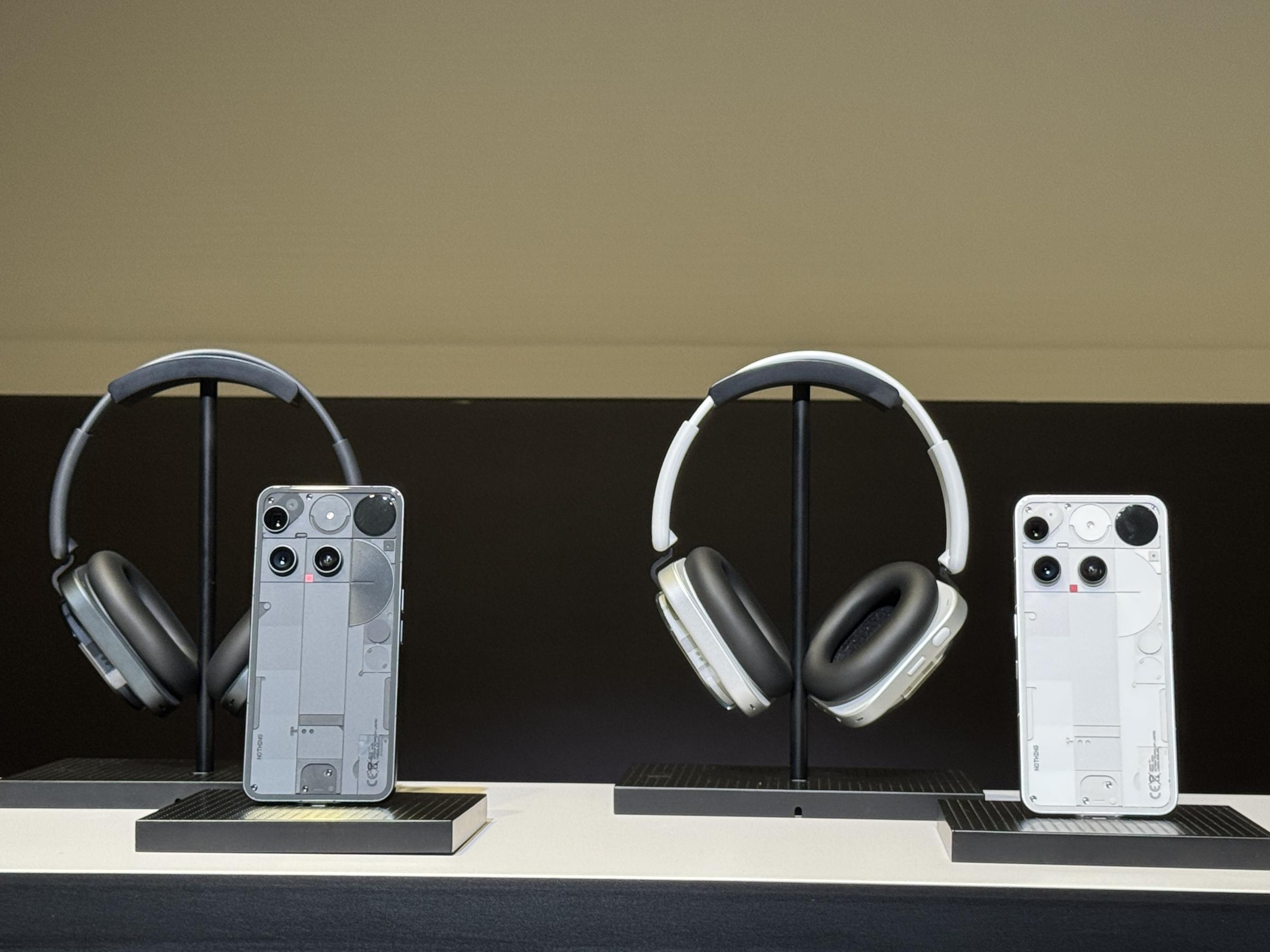 ロンドン拠点のNothingは20日、東京で新製品発表会を開き、Phone (3)とHeadphone (1)を披露し、経営陣と楽天モバイル幹部が日本市場戦略と提携を語った。黃信維