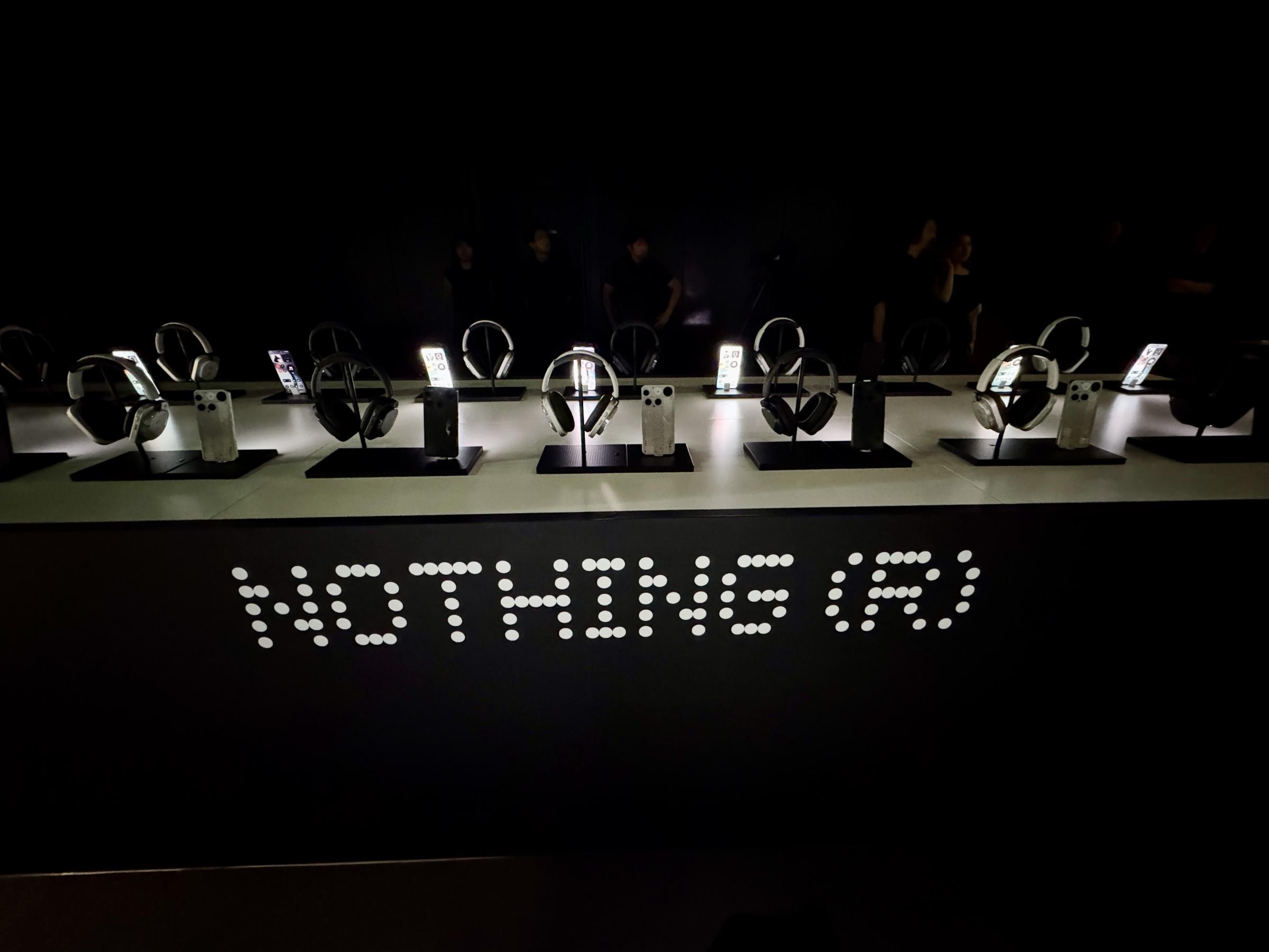 ロンドン拠点のNothingは20日、東京で新製品発表会を開き、Phone (3)とHeadphone (1)を披露し、経営陣と楽天モバイル幹部が日本市場戦略と提携を語った。黃信維