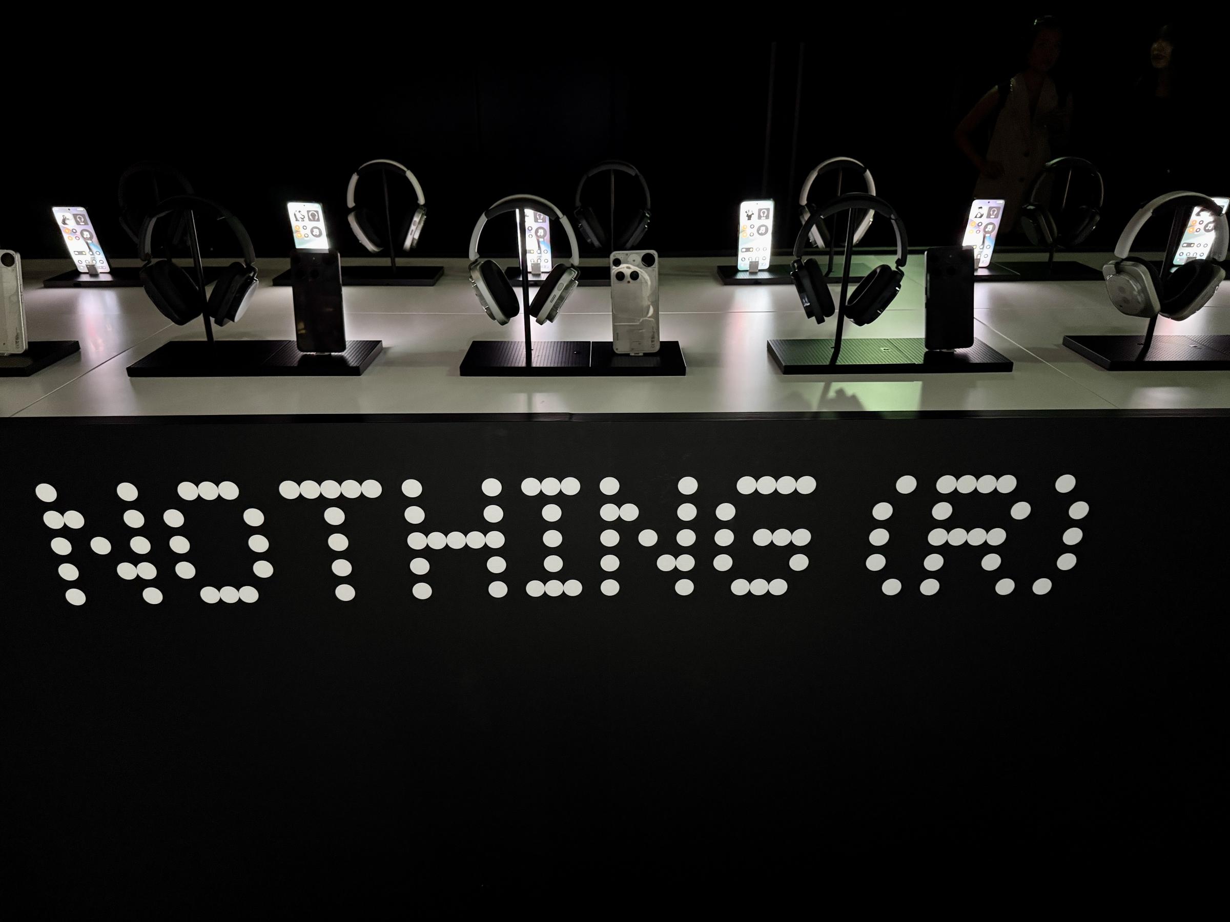 ロンドン拠点のNothingは20日、東京で新製品発表会を開き、Phone (3)とHeadphone (1)を披露し、経営陣と楽天モバイル幹部が日本市場戦略と提携を語った。黃信維