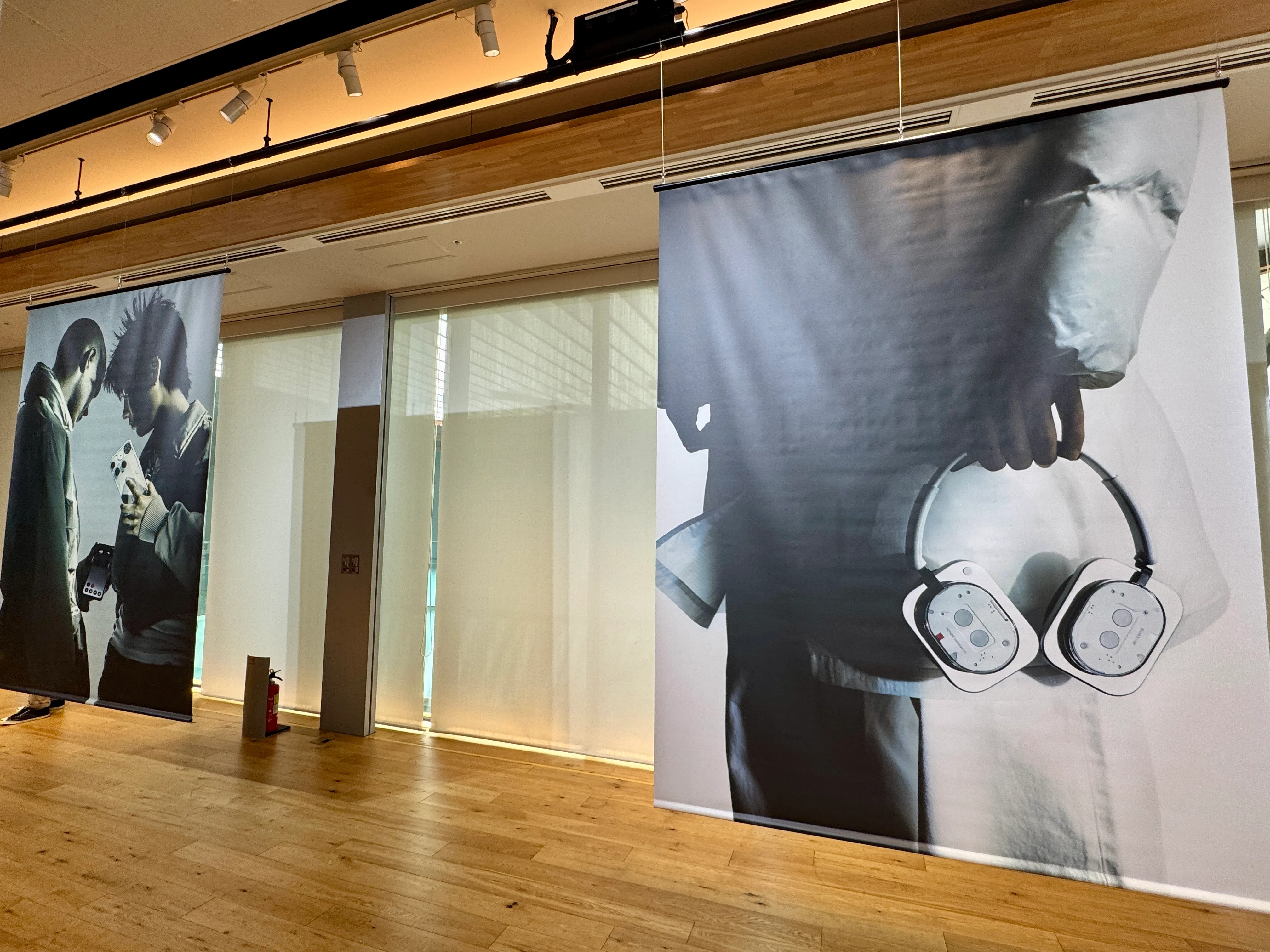 ロンドン拠点のNothingは20日、東京で新製品発表会を開き、Phone (3)とHeadphone (1)を披露し、経営陣と楽天モバイル幹部が日本市場戦略と提携を語った。黃信維