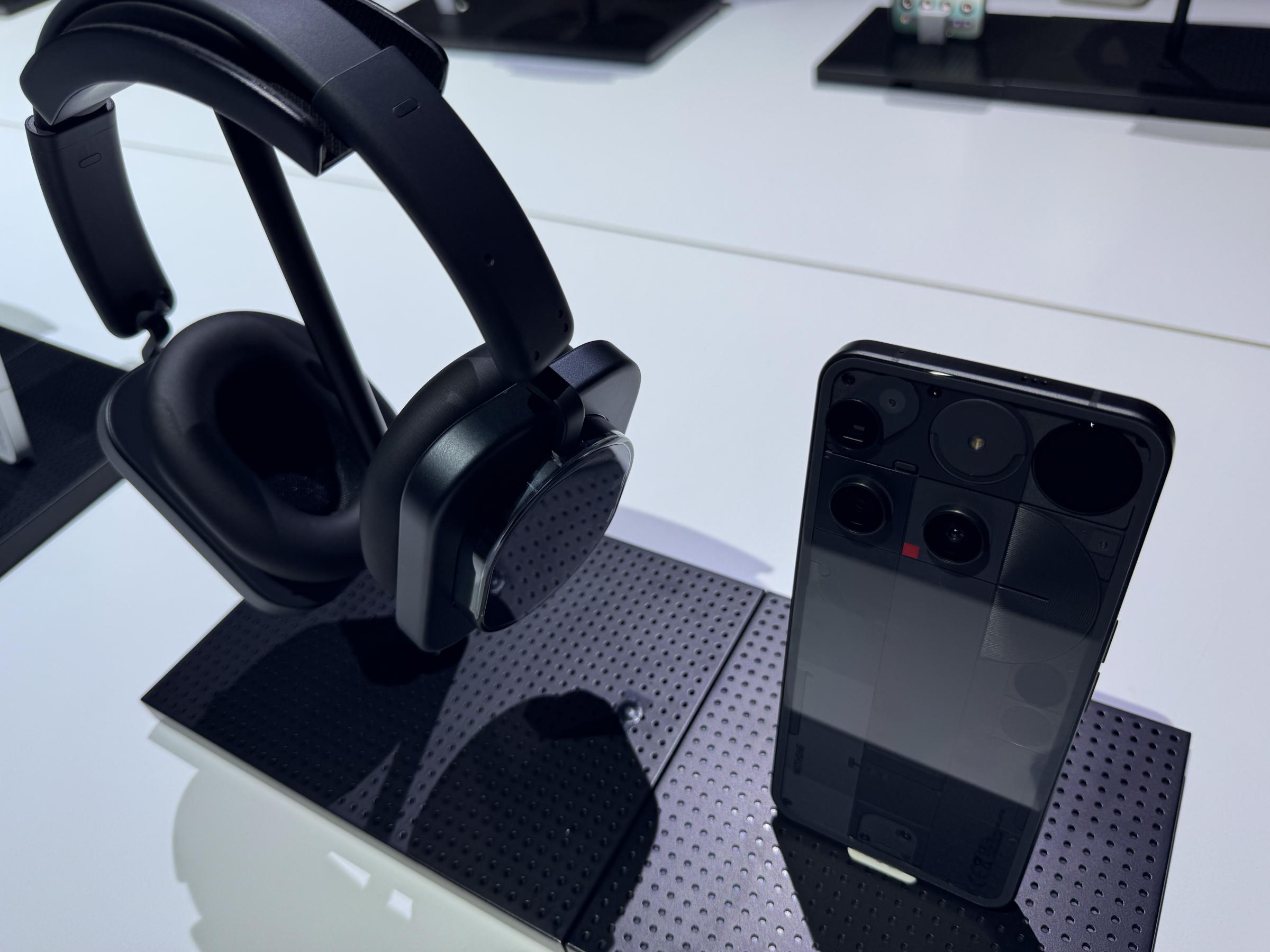 ロンドン拠点のNothingは20日、東京で新製品発表会を開き、Phone (3)とHeadphone (1)を披露し、経営陣と楽天モバイル幹部が日本市場戦略と提携を語った。黃信維