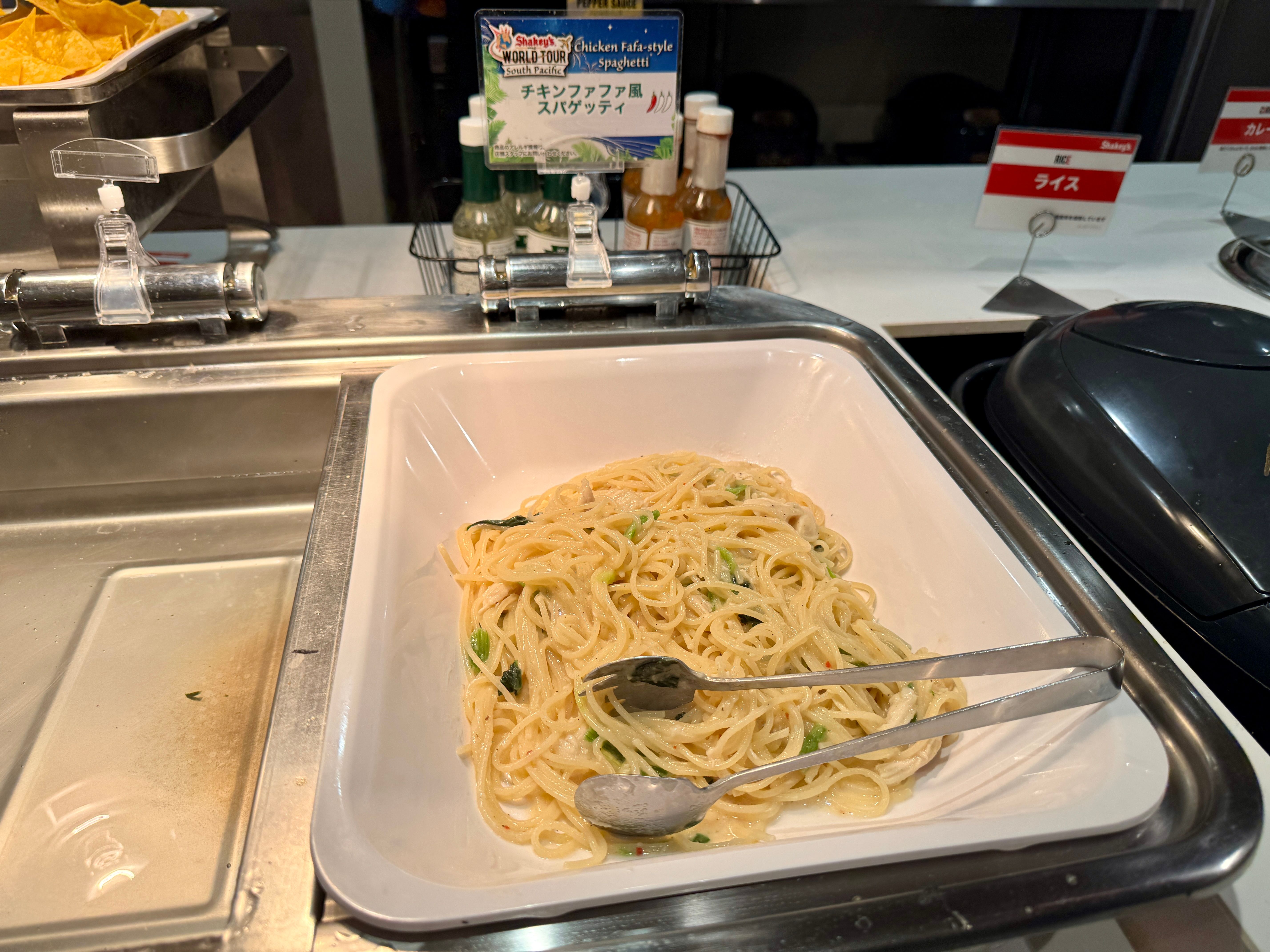 店舗では現在、一年企画「シェーキーズ ワールドツアー」の第三弾「南太平洋フェア」を9月30日まで開催し、ミートパイ風ピザやポリネシア風ピザ、ハニーマカダミアピザ、チキンファファ風スパゲッティなど南国気分を楽しめる限定メニューを提供している。。黃信維