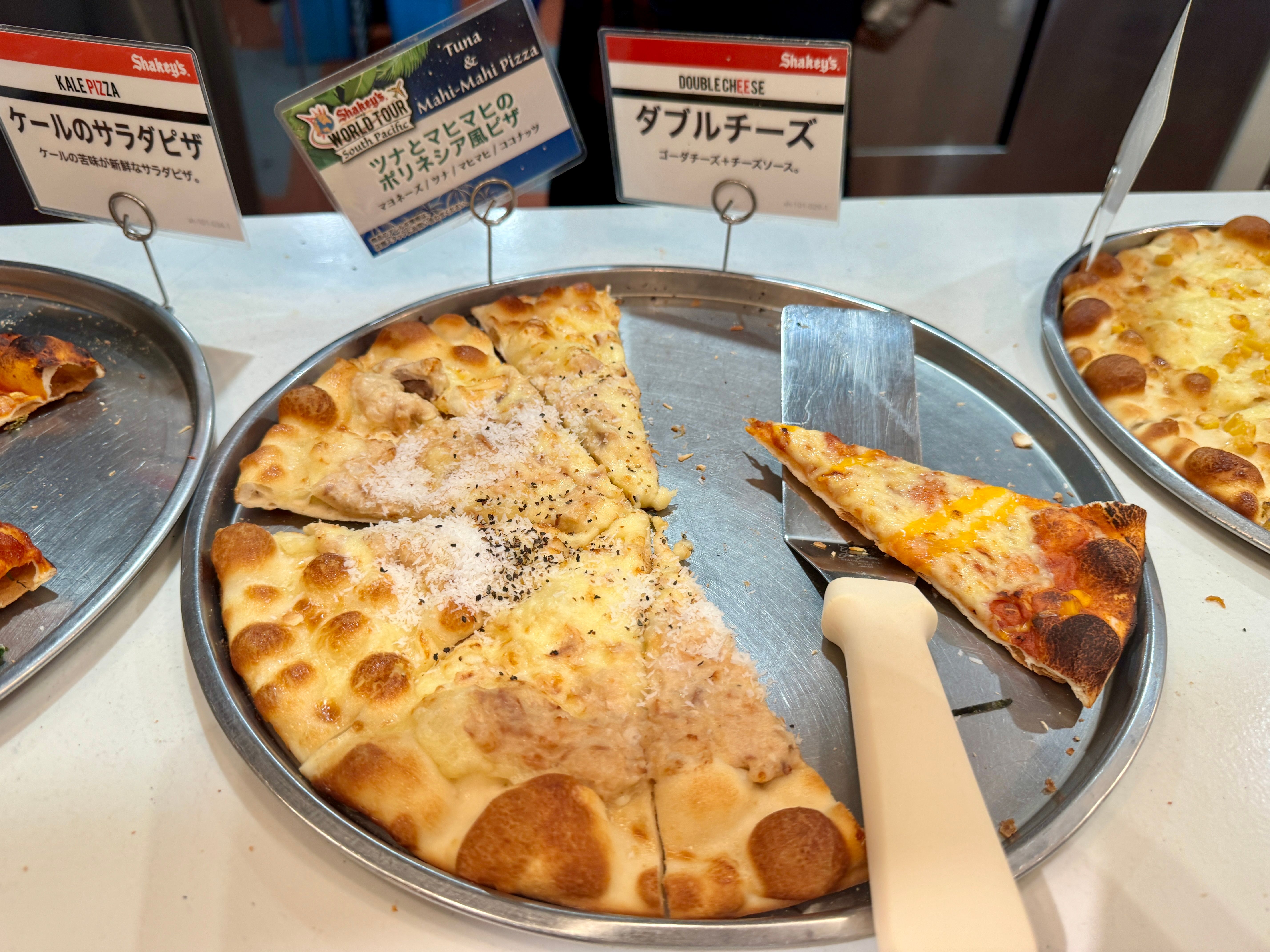 店舗では現在、一年企画「シェーキーズ ワールドツアー」の第三弾「南太平洋フェア」を9月30日まで開催し、ミートパイ風ピザやポリネシア風ピザ、ハニーマカダミアピザ、チキンファファ風スパゲッティなど南国気分を楽しめる限定メニューを提供している。。黃信維