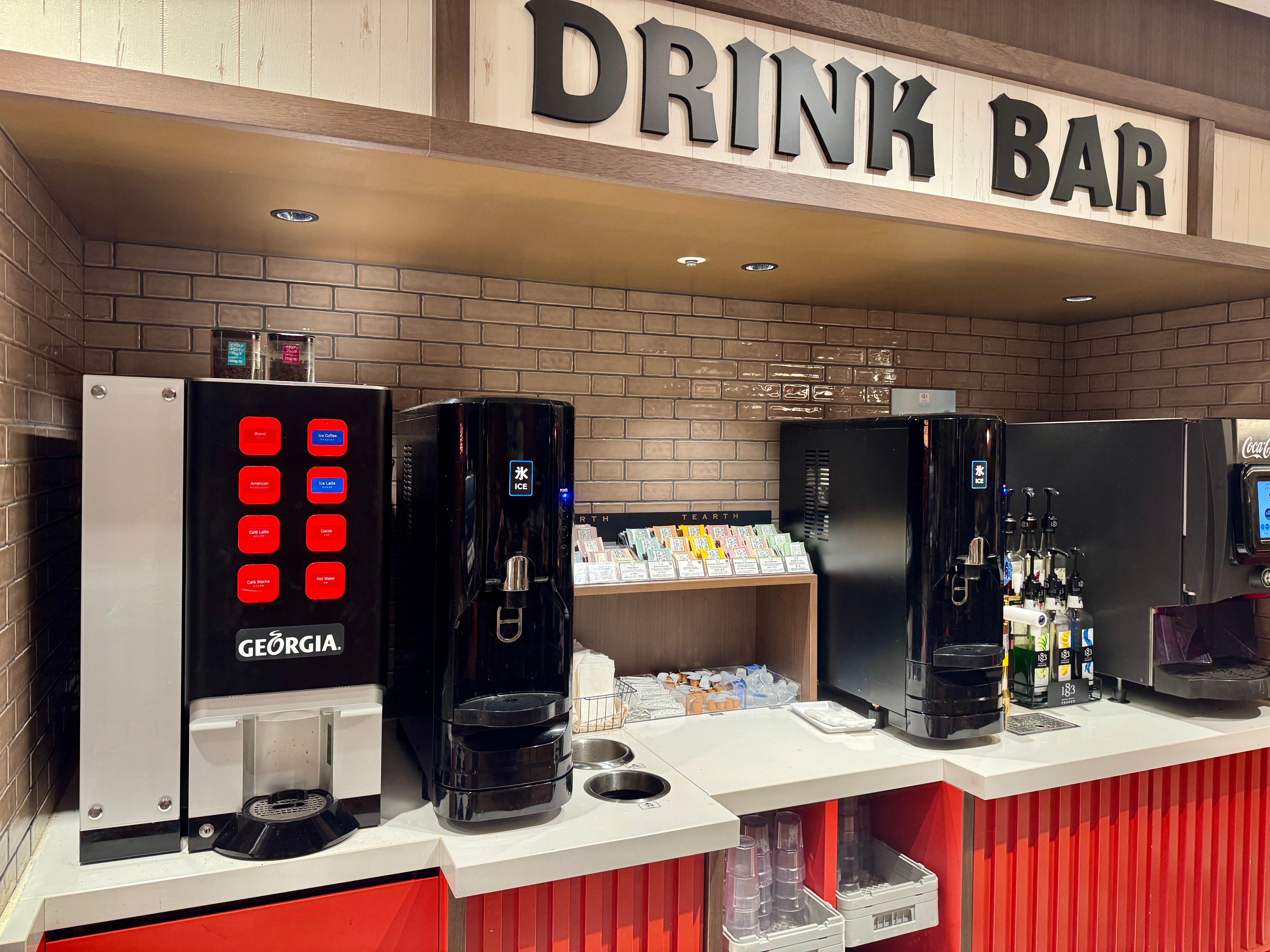 アメリカ発祥のピザレストラン「シェーキーズ」は、昨年12月に新宿駅東口徒歩3分の最新店舗を開業し、現在は期間限定の「南太平洋フェア」で家族連れや在日外国人で賑わっている。。黃信維