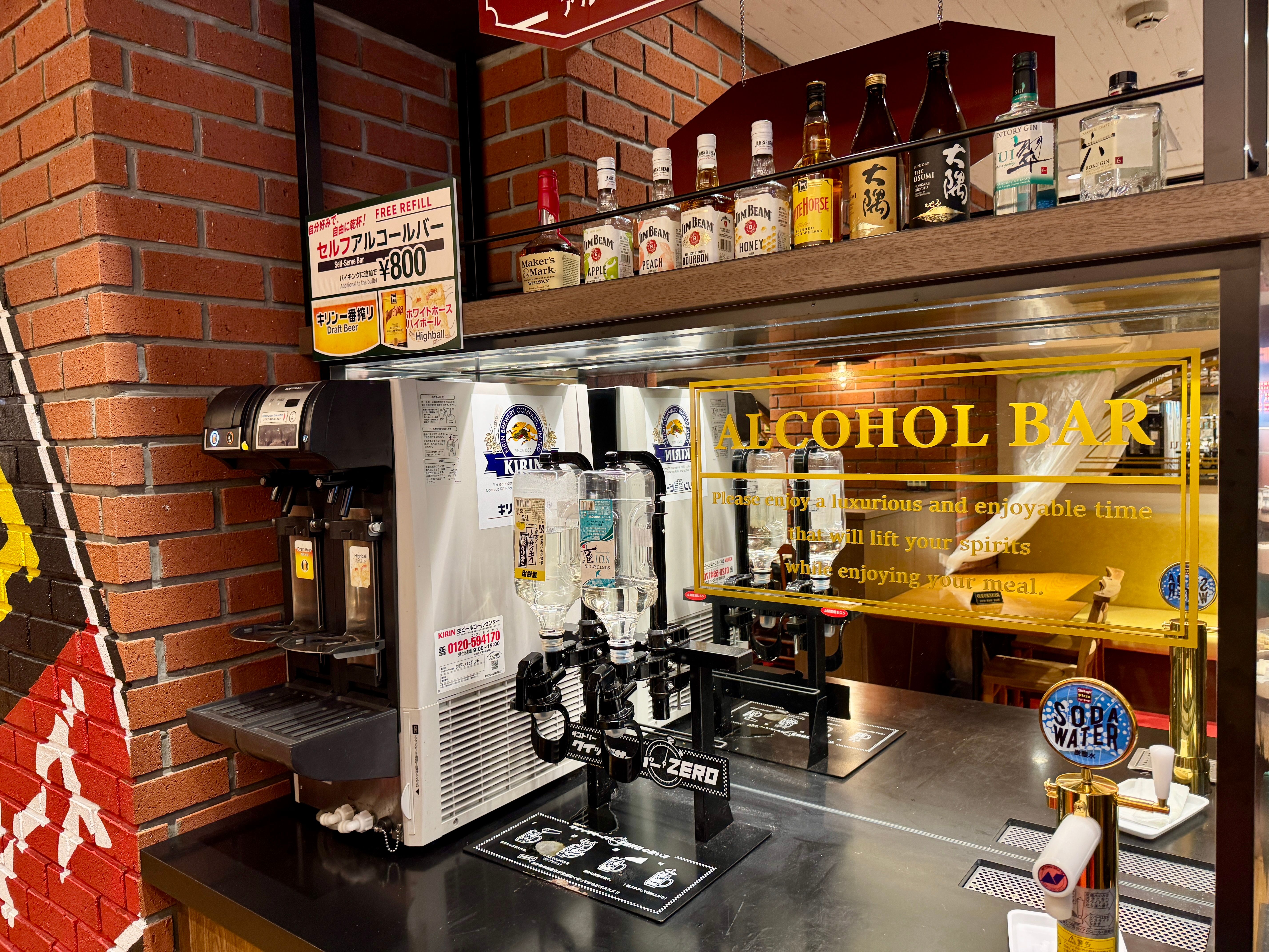 アメリカ発祥のピザレストラン「シェーキーズ」は、昨年12月に新宿駅東口徒歩3分の最新店舗を開業し、現在は期間限定の「南太平洋フェア」で家族連れや在日外国人で賑わっている。。黃信維
