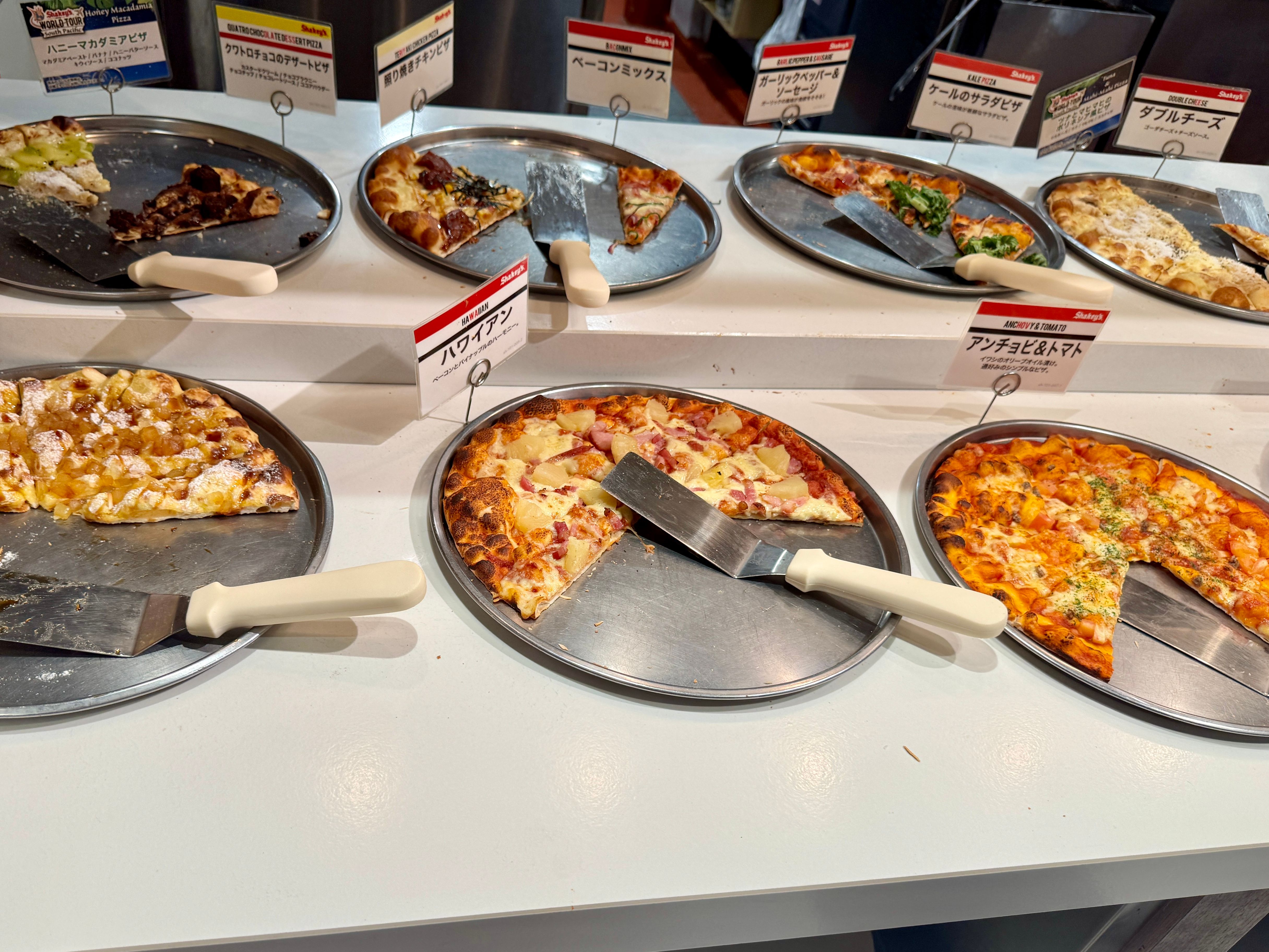 アメリカ発祥のピザレストラン「シェーキーズ」は、昨年12月に新宿駅東口徒歩3分の最新店舗を開業し、現在は期間限定の「南太平洋フェア」で家族連れや在日外国人で賑わっている。。黃信維