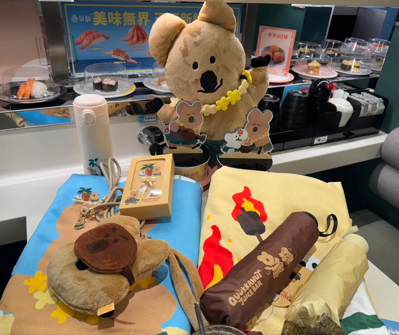 20250820-即日起於爭鮮單筆消費滿350元，即可加購DINOTAENG周邊。（劉芯衣攝）