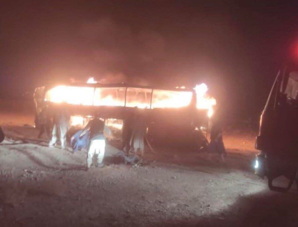 阿富汗西部發生嚴重死亡車禍，一輛載滿被伊朗驅逐的移民巴士，因為火災釀成79死。（翻攝自X粉專）