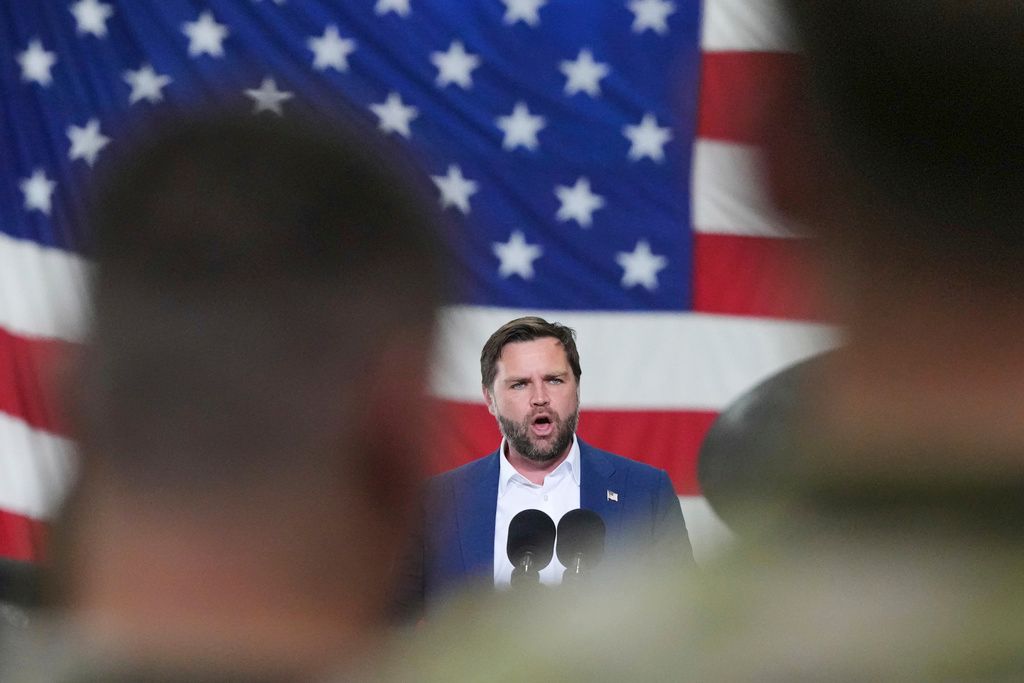 2025年8月13日。アメリカ副大統領ヴァンス（JD Vance）が英国グロスターシャーのフェアフォード空軍基地で第501戦闘支援連隊の飛行士及び家族に演説を示した。（AP）