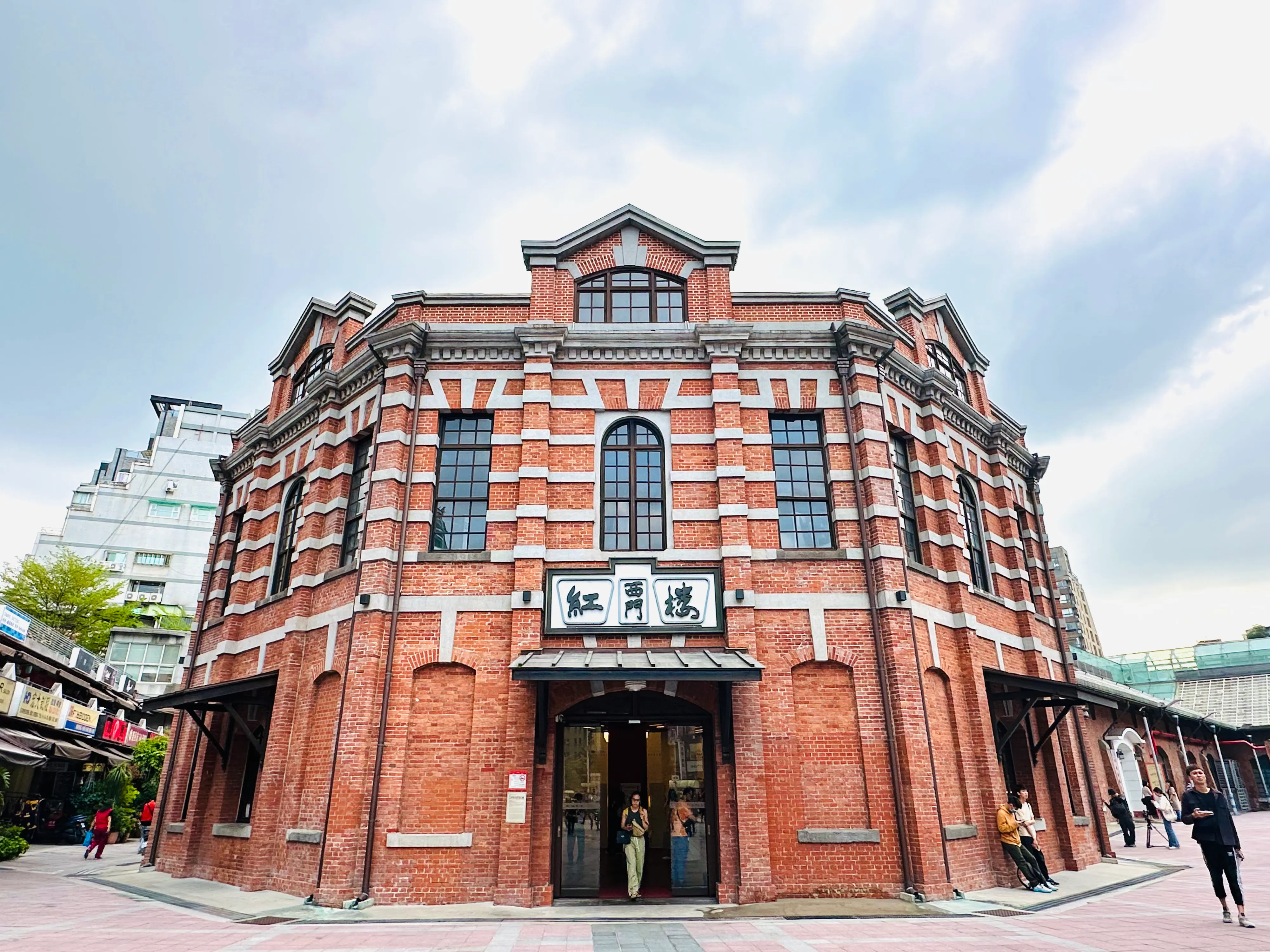 西門紅樓為八角形紅磚建築，已有百年歷史，也是西門町知名地標。圖/風傳媒拍攝