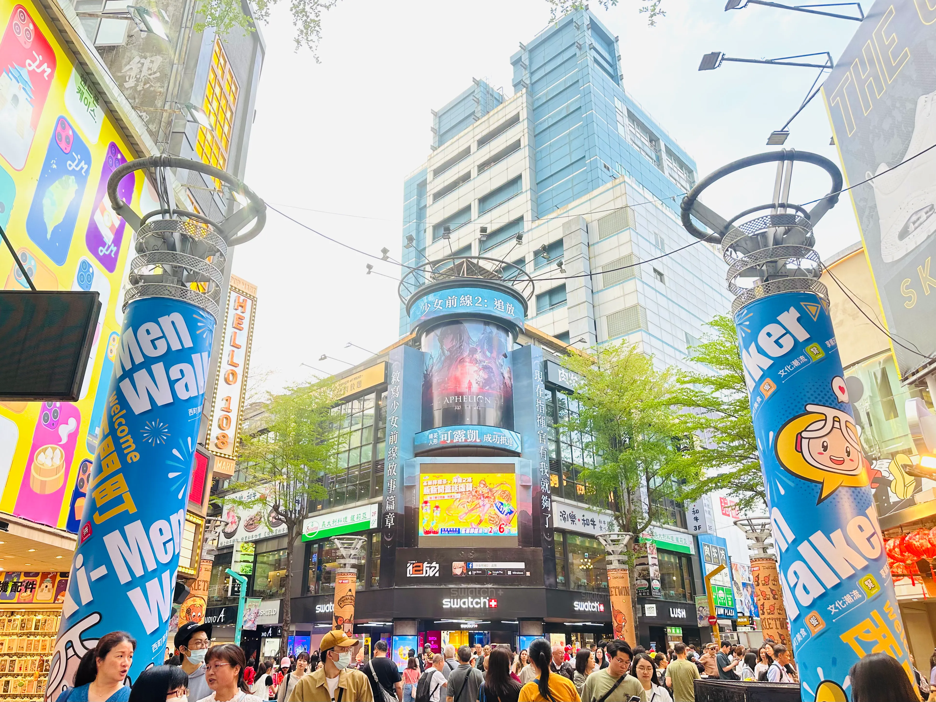 西門徒步區是年輕世代的購物天堂，不論平日、假日總是熱鬧非凡。圖/風傳媒拍攝