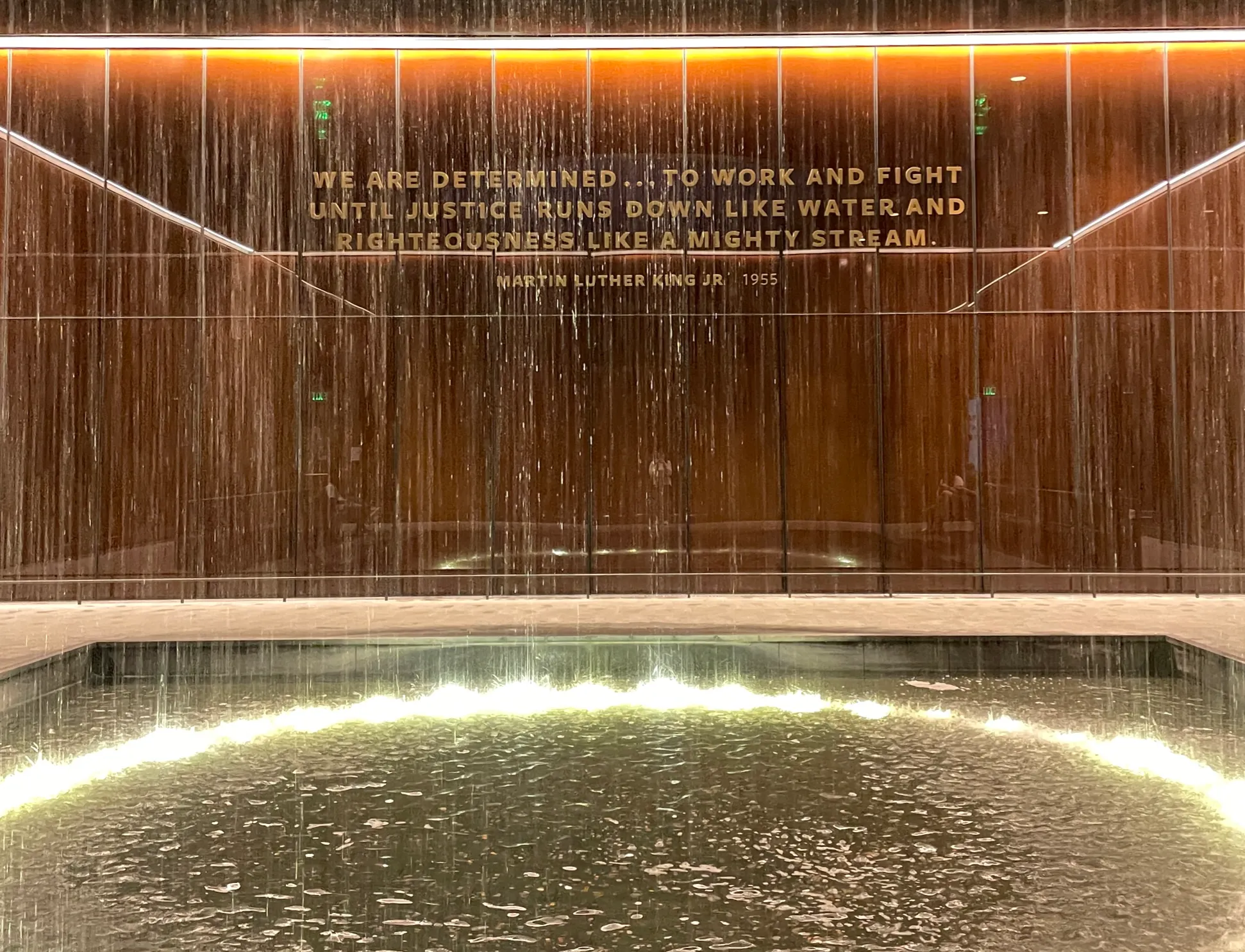 美國非裔美人博物館展出人權鬥士馬丁路德金恩（Martin Luther King）博士1955年《我有一個夢》（I HAVE A DREAM）演說中的名言：「我們決心奮鬥，直至正義與公正如洶湧河流、傾瀉而來」。（吳辰君 攝）