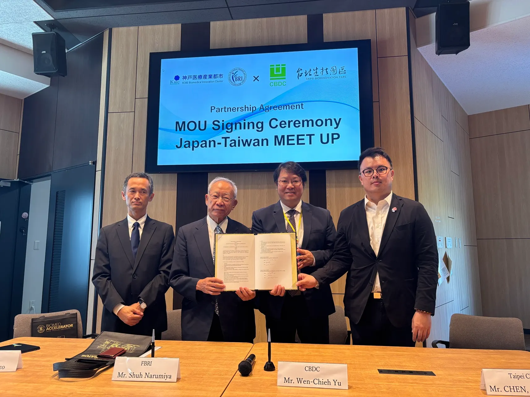 在北市產業局長陳俊安見證下，台北生技園區與KBIC簽署更新MOU，進一步確定未來合作方向。（圖／臺北市政府產業局提供）