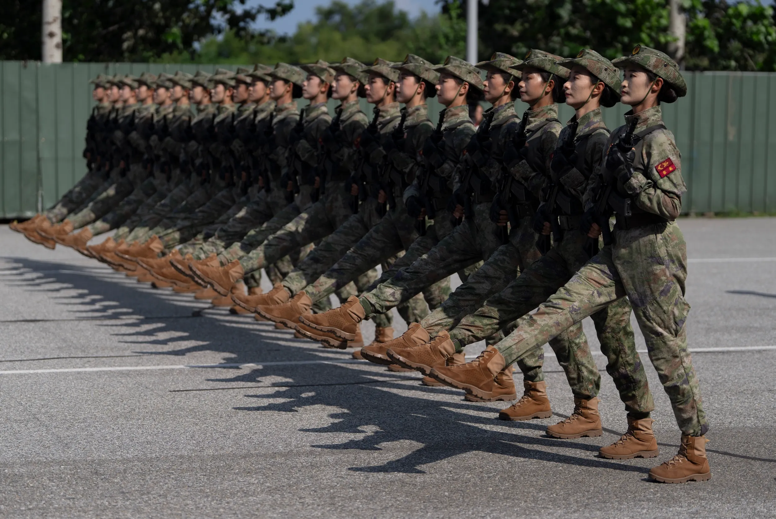 2025年8月20日，中國北京郊區一處軍營，為籌備9月3日舉行的二戰結束80週年閱兵式，中國民兵方隊的女性成員正在進行行軍訓練。（美聯社）