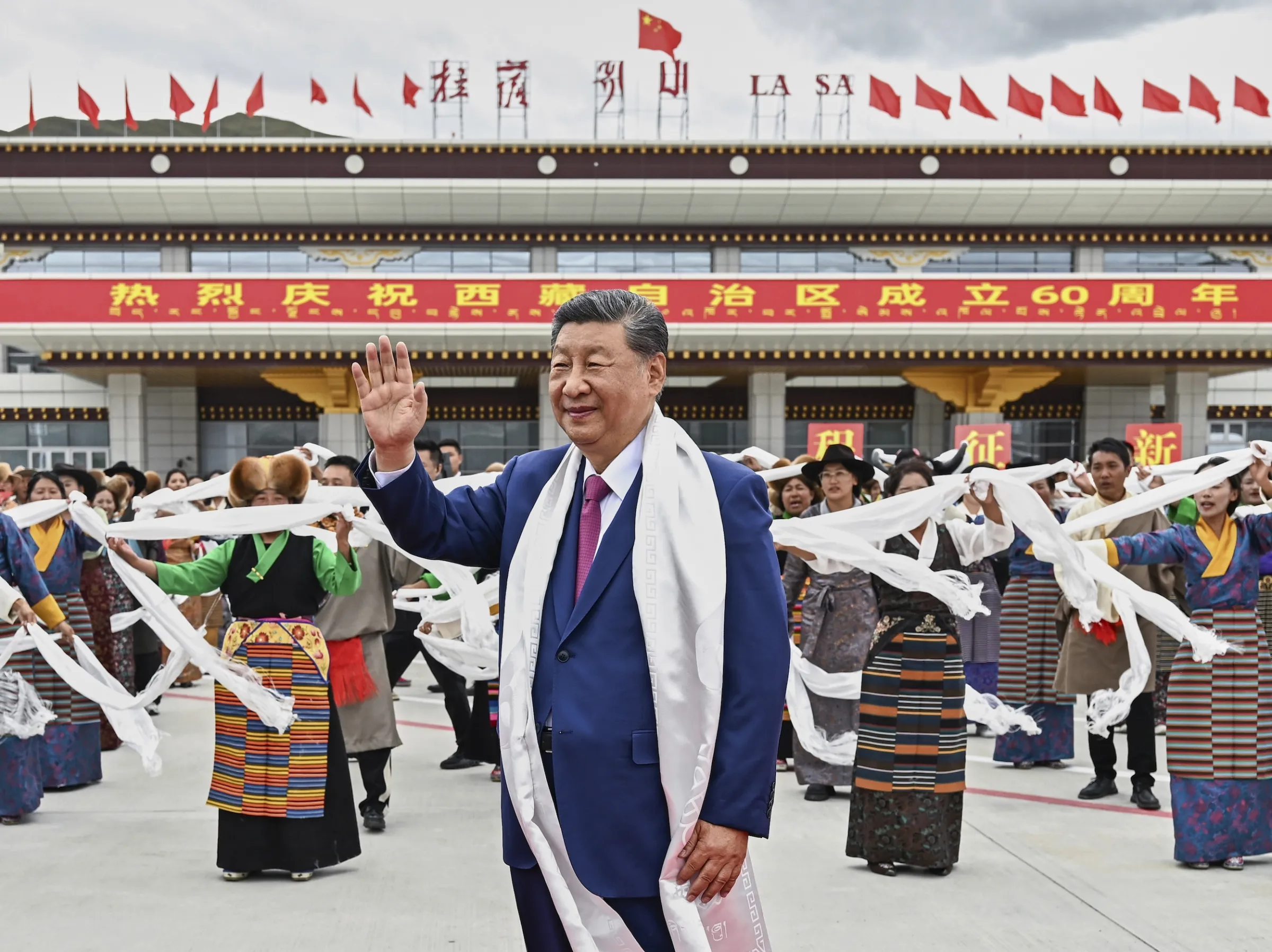 2025年8月20日，中國國家主席習近平抵達西藏自治區拉薩，並揮手致意。他此行是為出席紀念北京鞏固對這片喜馬拉雅地區統治60週年的活動。該地區的統治權長期備受爭議。（新華社／閆妍攝，美聯社）